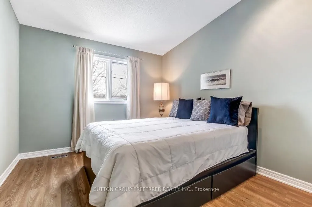 Photo 17 of Unit 12, 1015 Farnham Road, London, South M — HOMEH