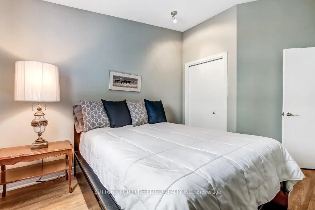 Photo 18 of Unit 12, 1015 Farnham Road, London, South M — HOMEH