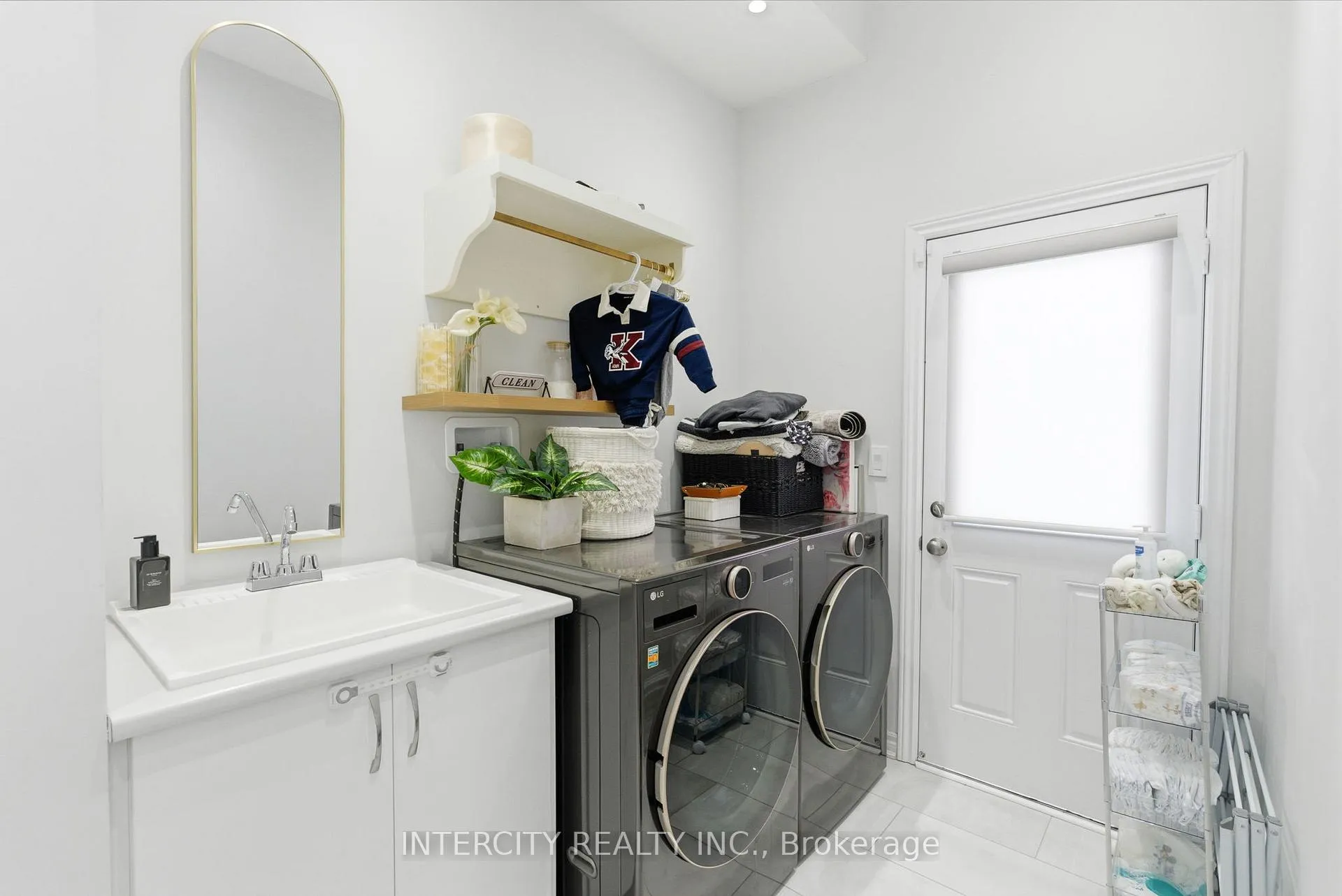 Photo 8 of 12 Quilico Road, Vaughan, Elder Mills — HOMEH