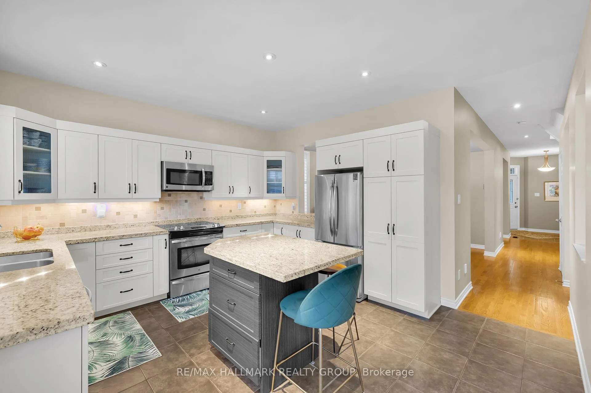 Photo 14 of 10 Friendly Crescent, Ottawa, Stittsville (South) — HOMEH