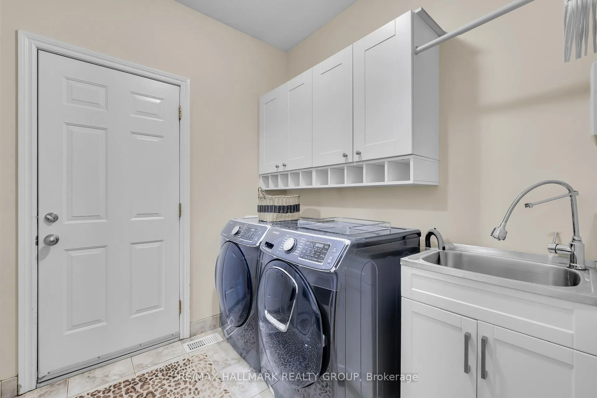 Photo 18 of 10 Friendly Crescent, Ottawa, Stittsville (South) — HOMEH