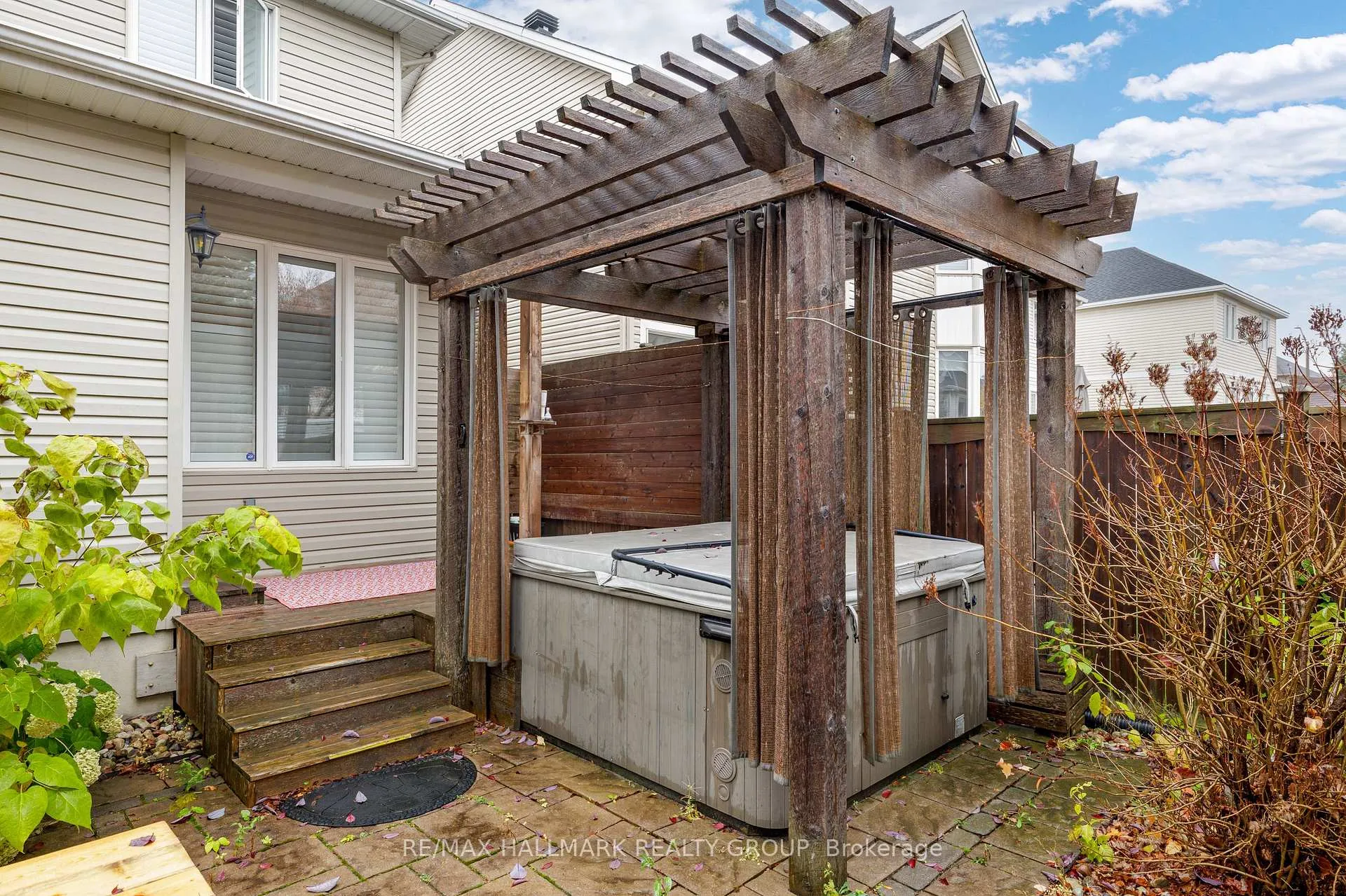 Photo 33 of 10 Friendly Crescent, Ottawa, Stittsville (South) — HOMEH