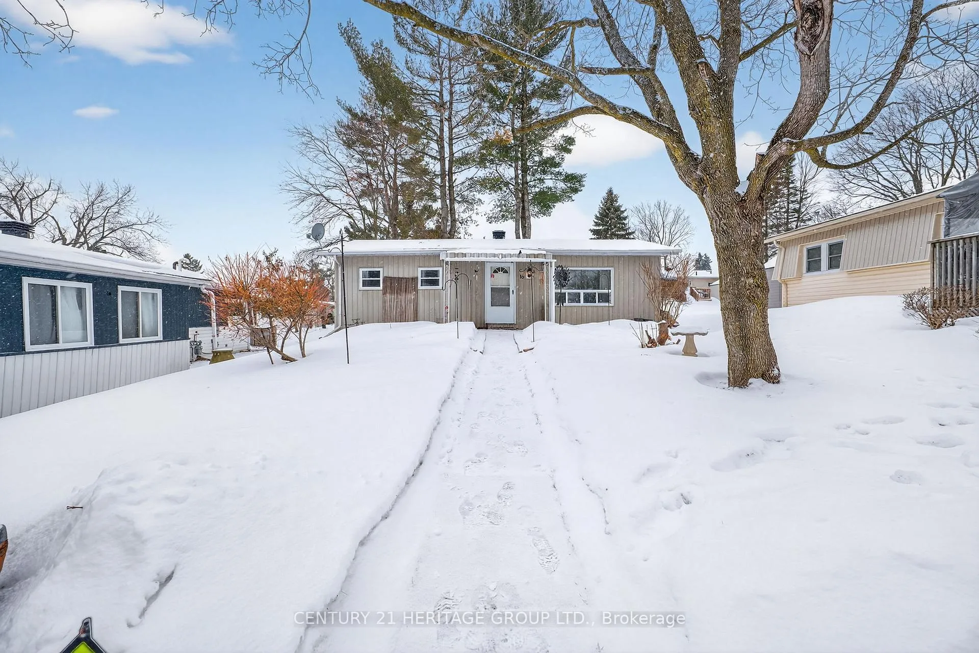 Photo 2 of 16 Mimosa Crescent, Innisfil, Rural Innisfil — HOMEH
