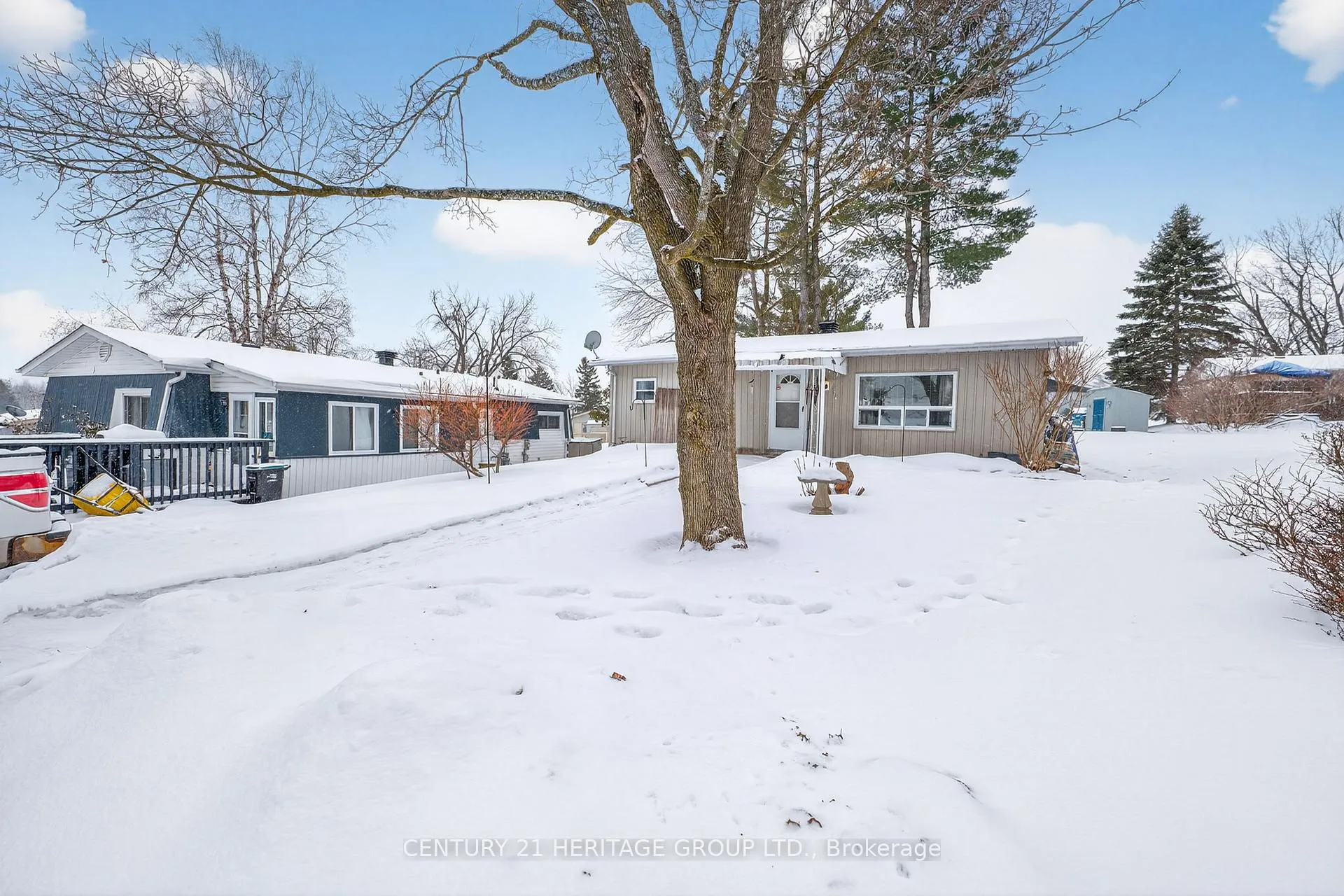 Photo 3 of 16 Mimosa Crescent, Innisfil, Rural Innisfil — HOMEH