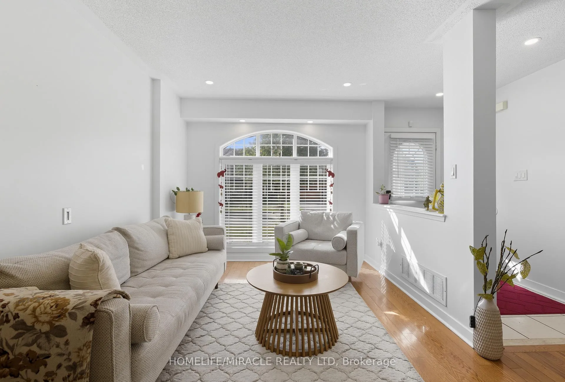 Photo 4 of 12 Robert Attersley Drive E, Whitby, Taunton North — HOMEH