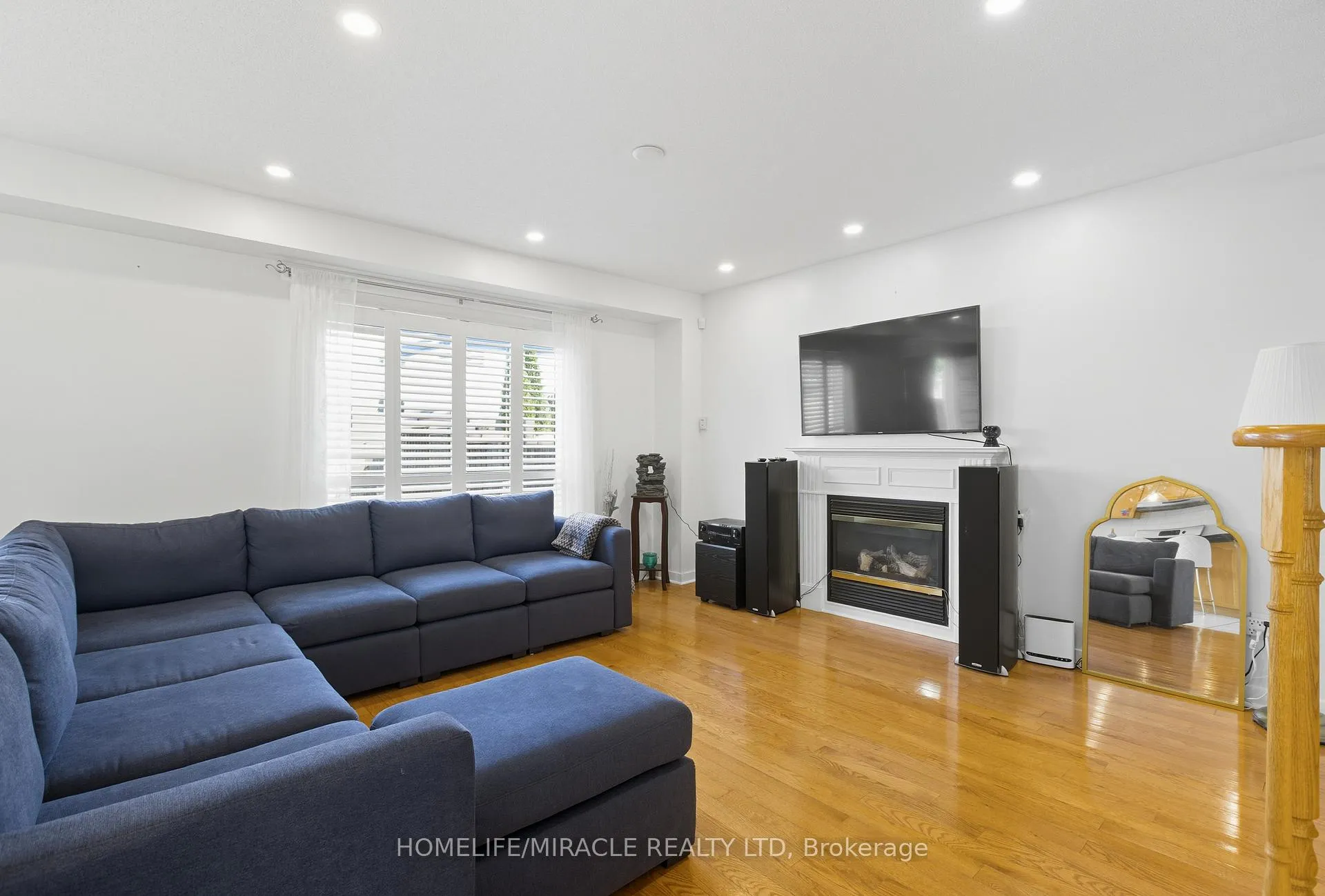 Photo 5 of 12 Robert Attersley Drive E, Whitby, Taunton North — HOMEH