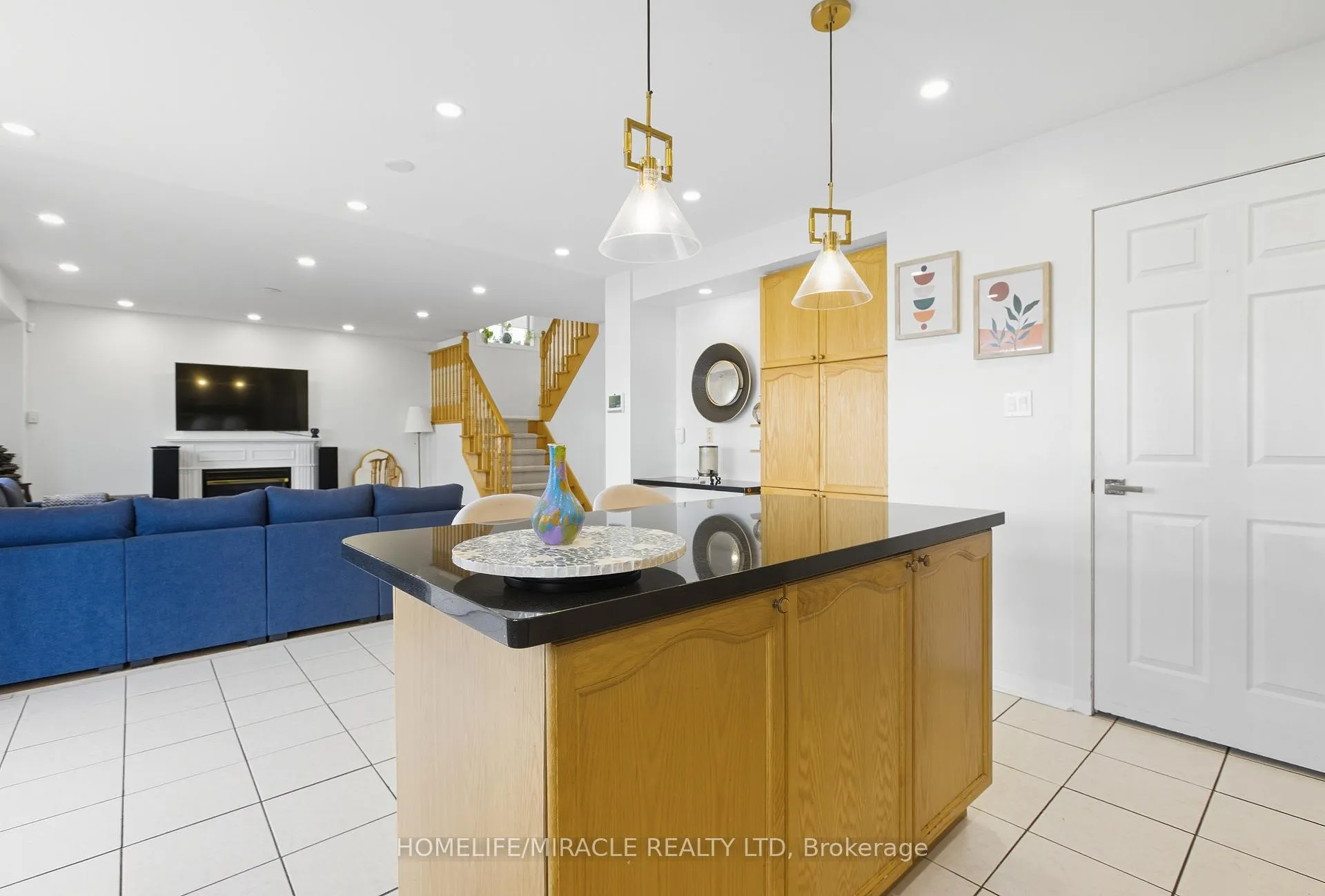 Photo 7 of 12 Robert Attersley Drive E, Whitby, Taunton North — HOMEH