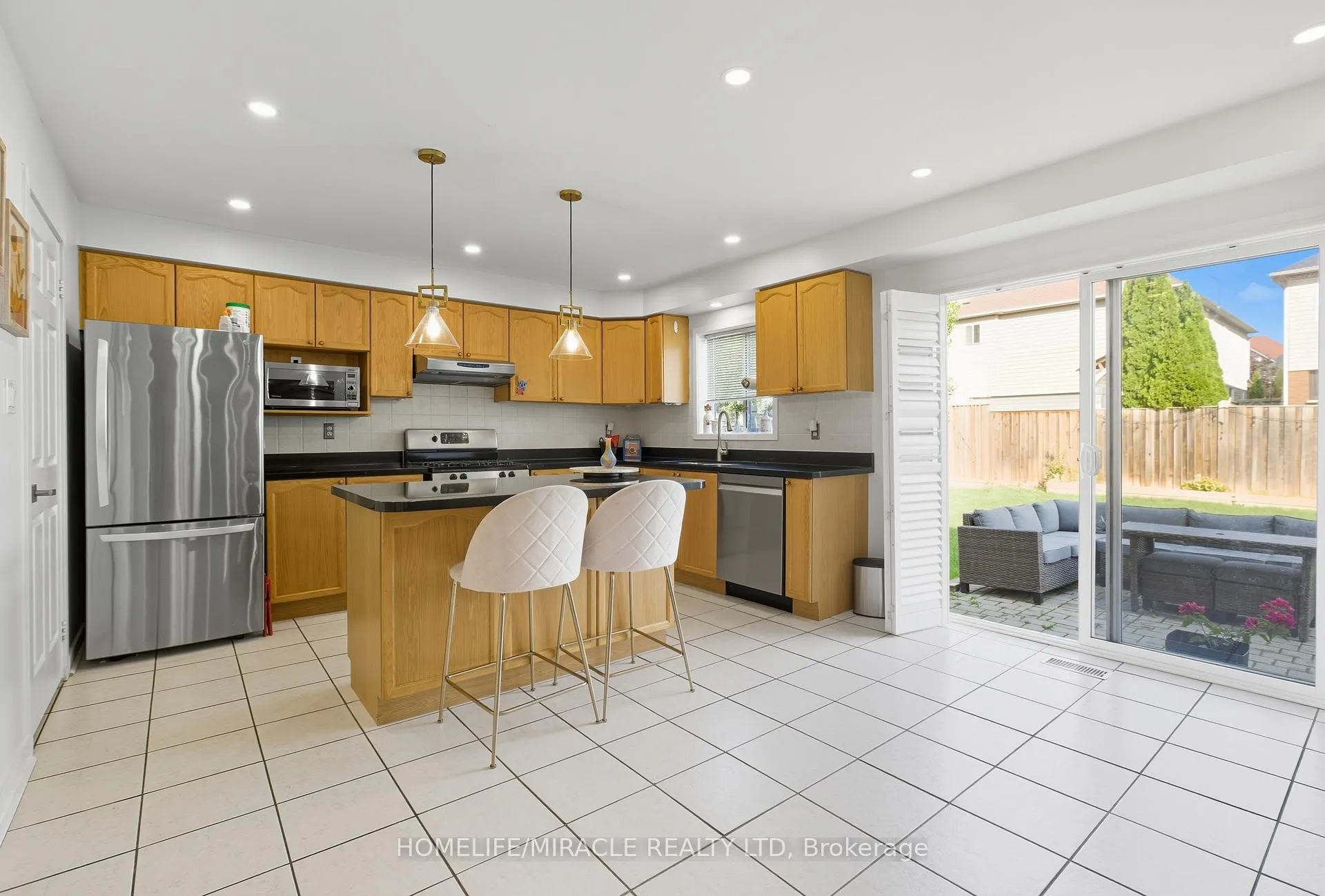 Photo 8 of 12 Robert Attersley Drive E, Whitby, Taunton North — HOMEH