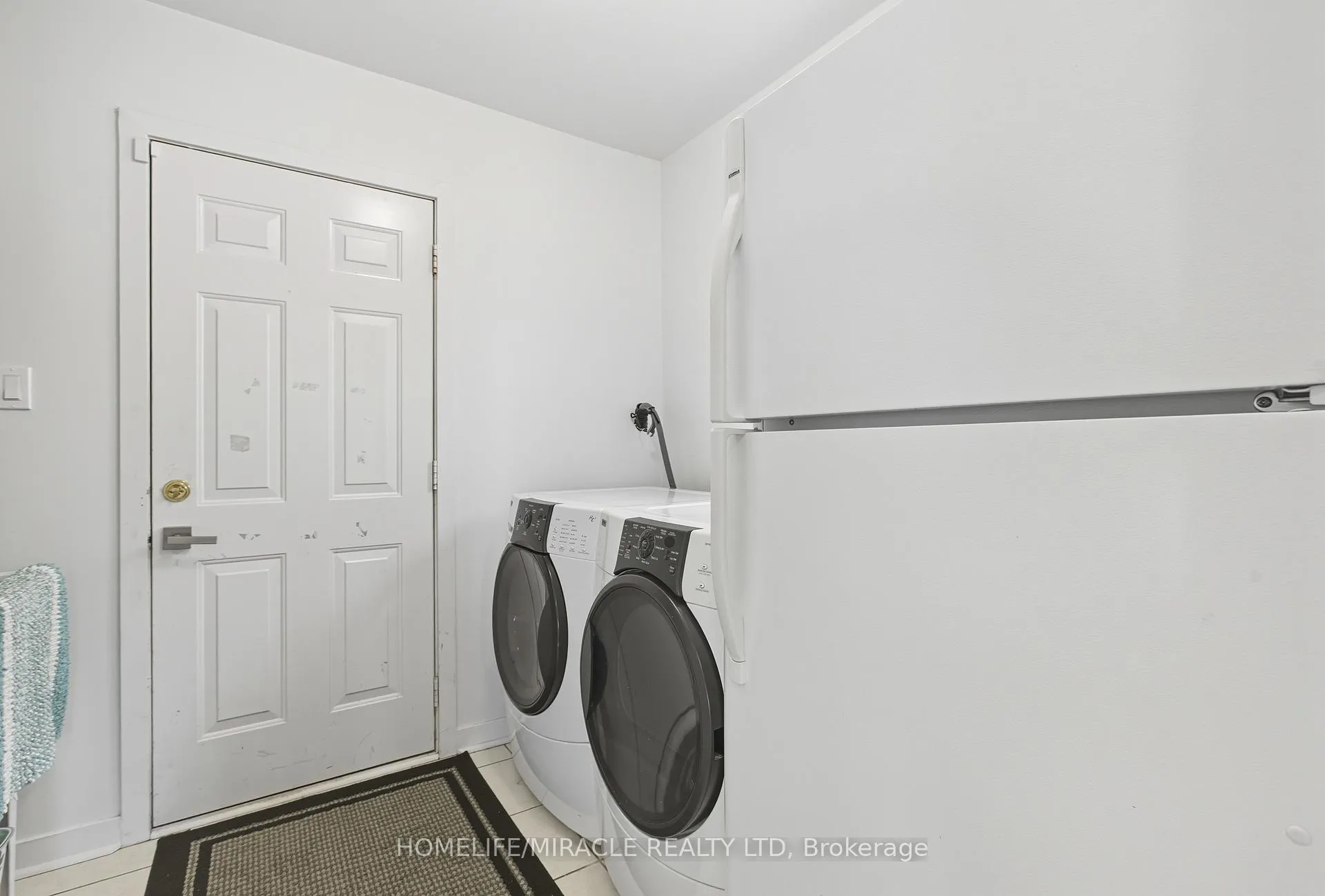 Photo 11 of 12 Robert Attersley Drive E, Whitby, Taunton North — HOMEH