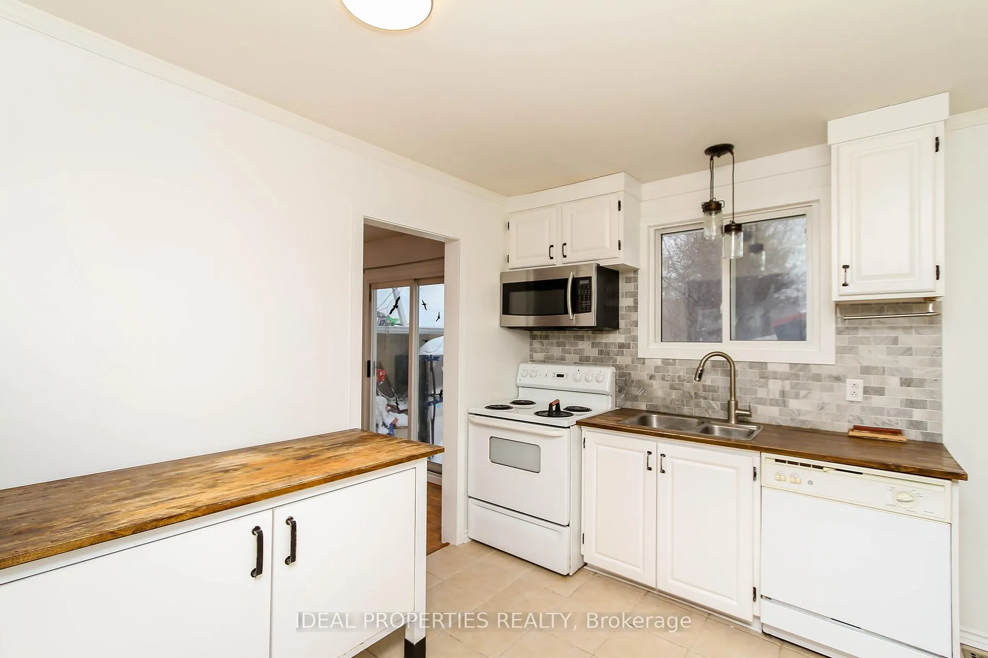 Photo 10 of 103 Sherwood Street, Ottawa, Kanata - Glencairn/Hazeldean — HOMEH