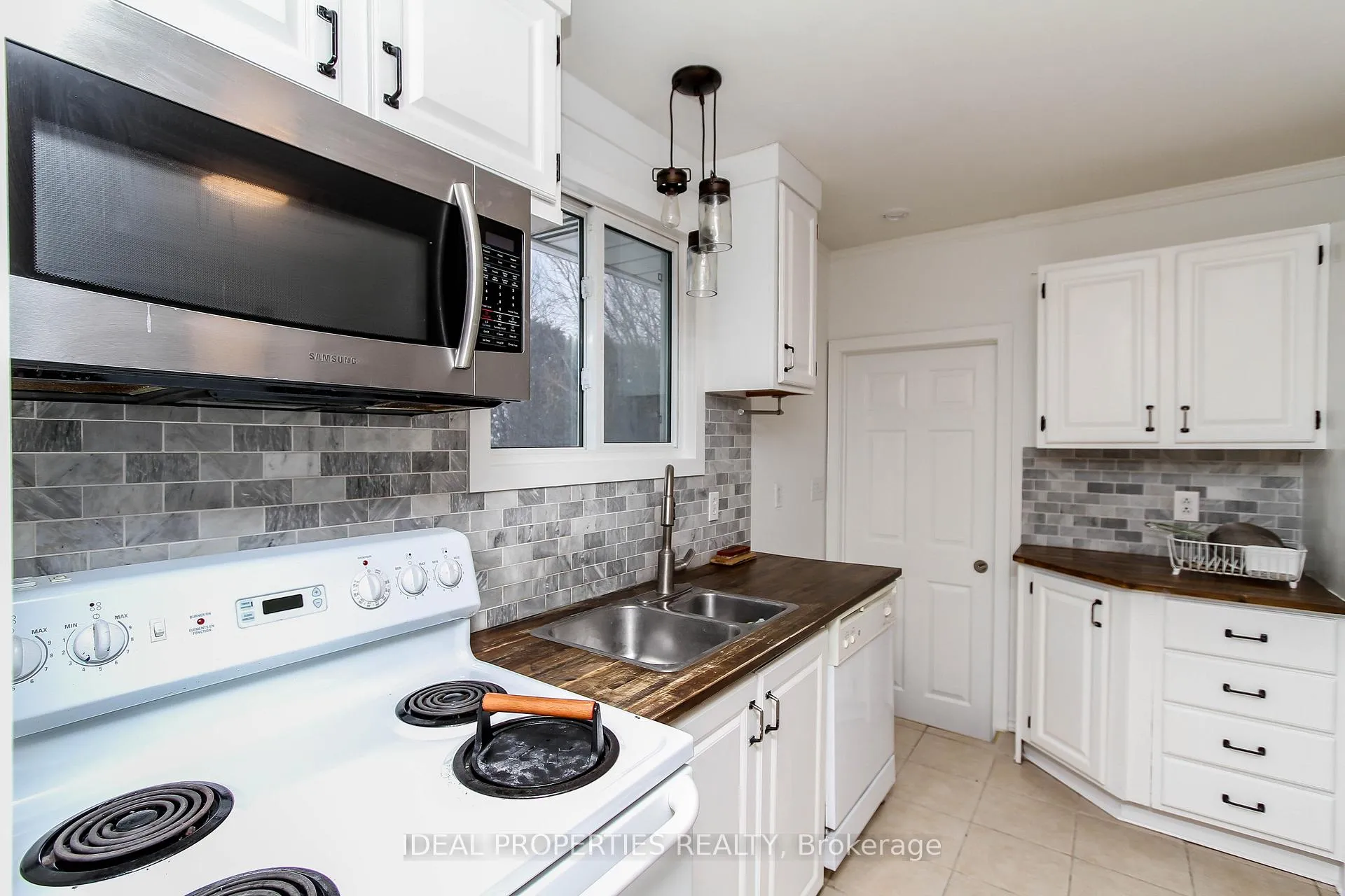 Photo 12 of 103 Sherwood Street, Ottawa, Kanata - Glencairn/Hazeldean — HOMEH