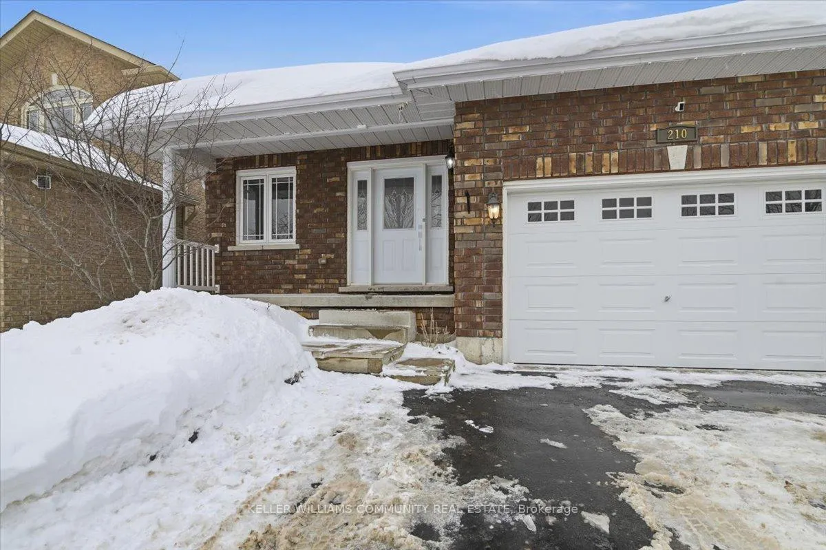Photo 2 of 210 Chandler Crescent, Peterborough, Monaghan Ward 2 — HOMEH