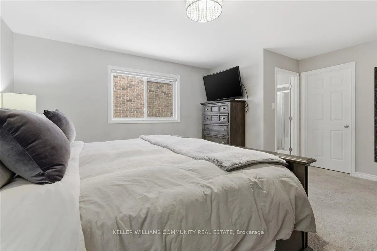 Photo 8 of 210 Chandler Crescent, Peterborough, Monaghan Ward 2 — HOMEH