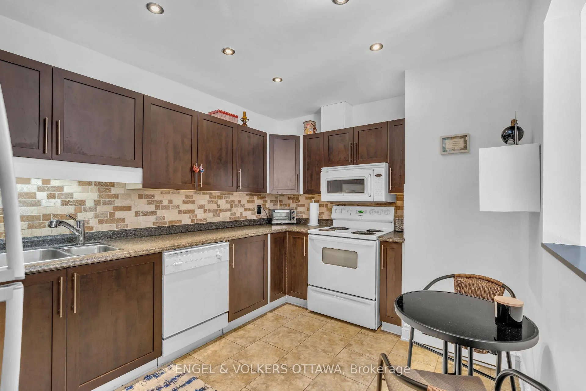 Photo 10 of Unit 7, 5 Timberview Way, Ottawa, Westcliffe Estates — HOMEH