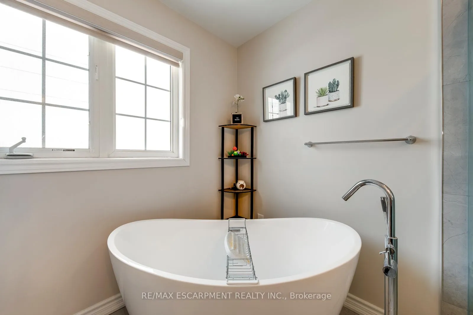 Photo 32 of 80 Beaverbrook Crescent, Vaughan, Rural Vaughan — HOMEH