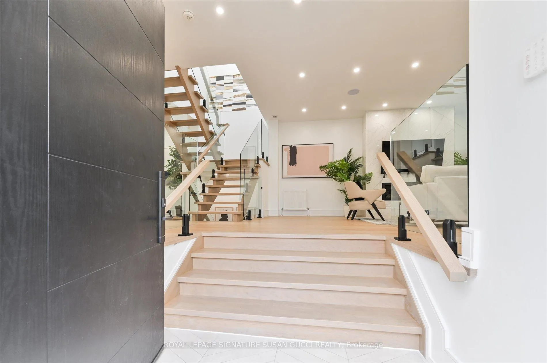 Photo 3 of 32 Treadway Boulevard, Toronto, East York — HOMEH