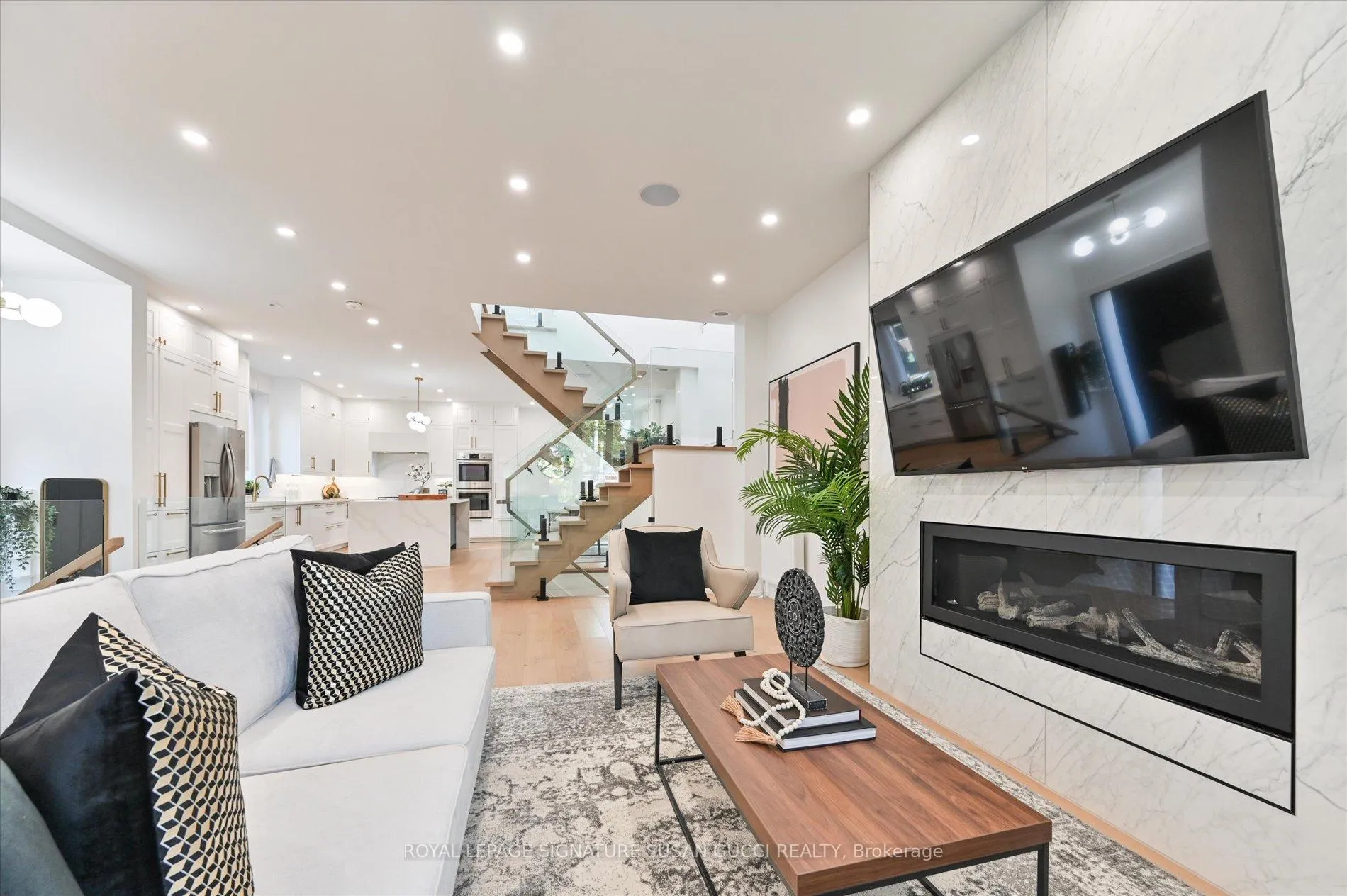Photo 8 of 32 Treadway Boulevard, Toronto, East York — HOMEH