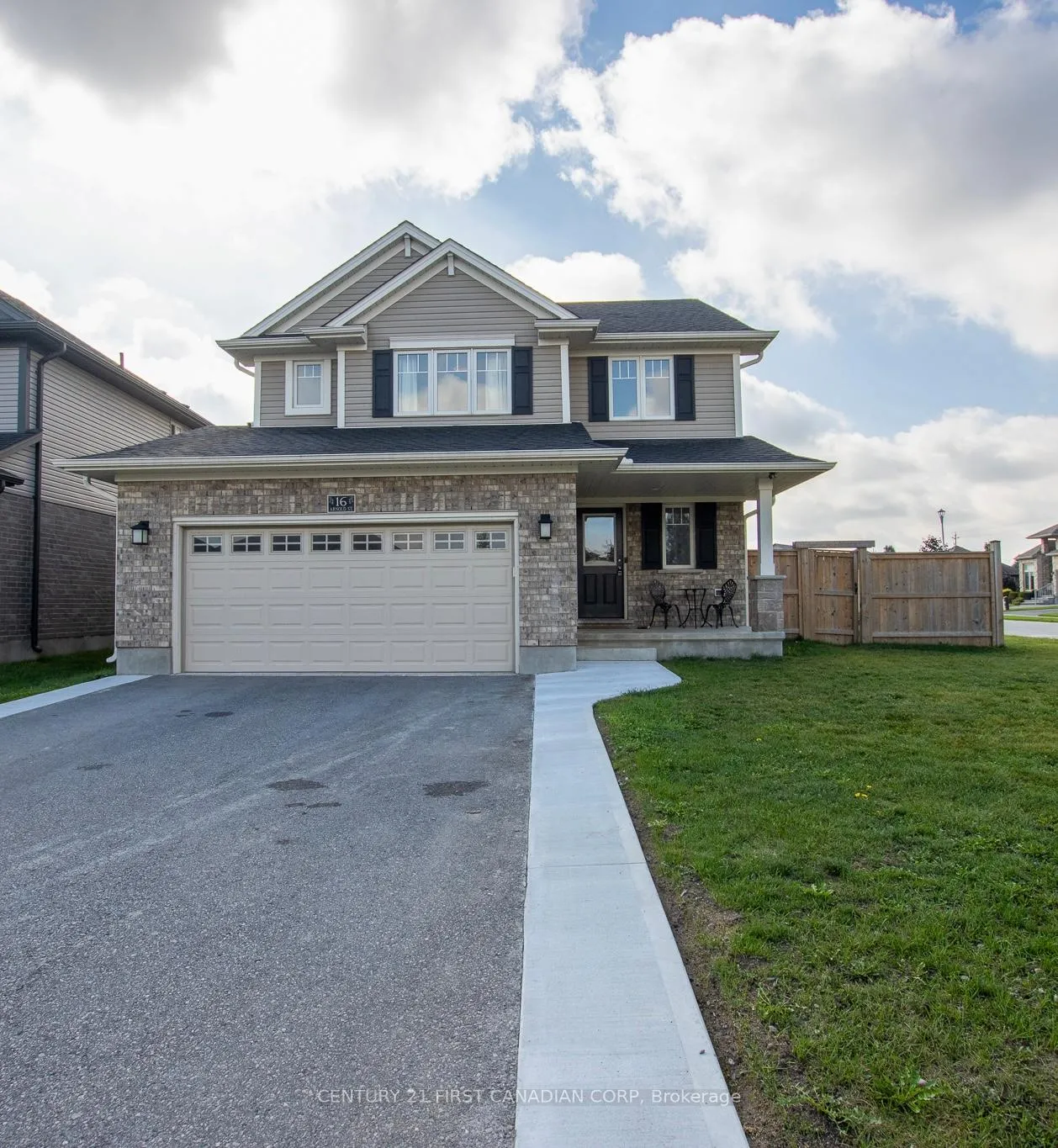 Photo 2 of 16 Arnold Street, Tillsonburg — HOMEH