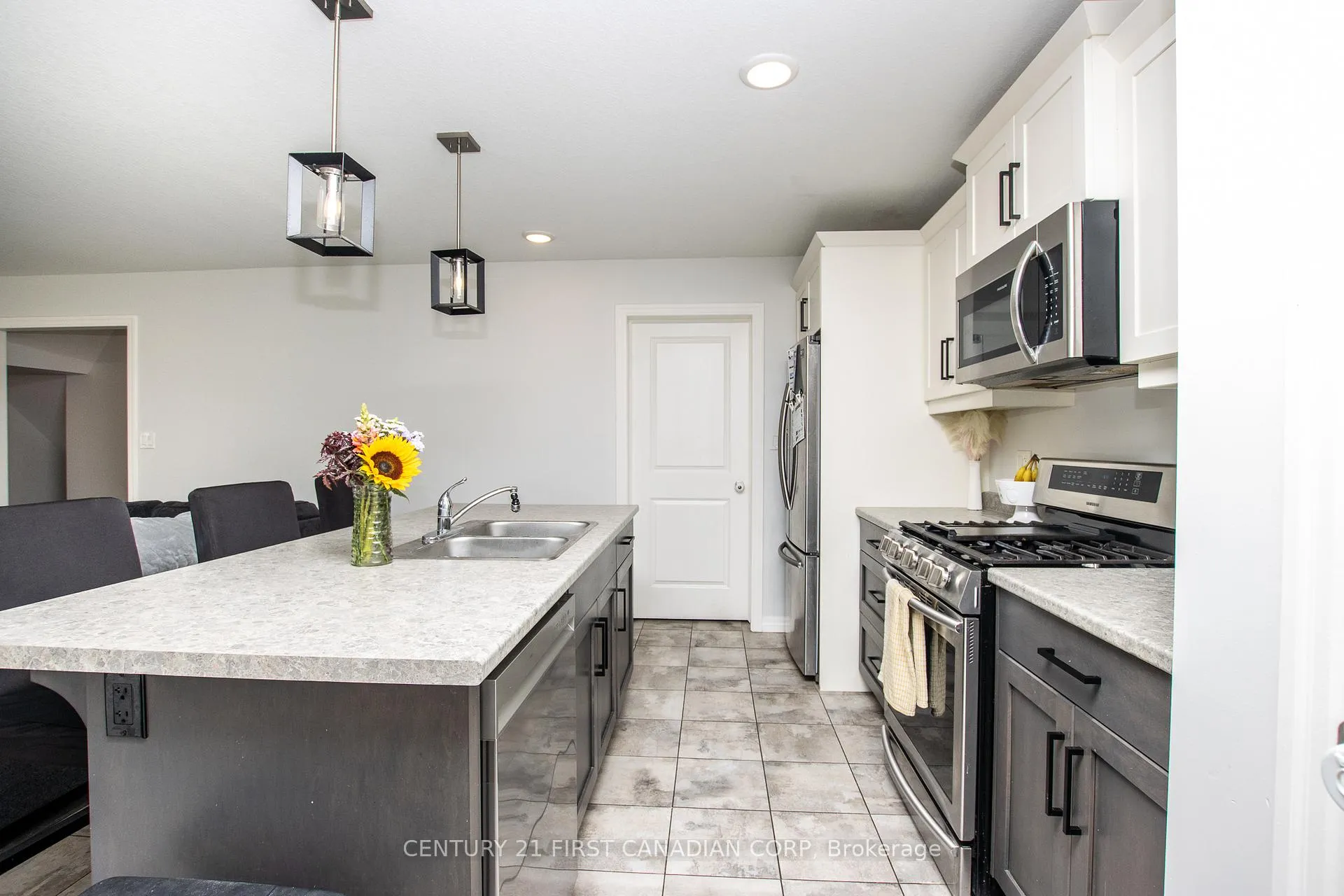 Photo 12 of 16 Arnold Street, Tillsonburg — HOMEH