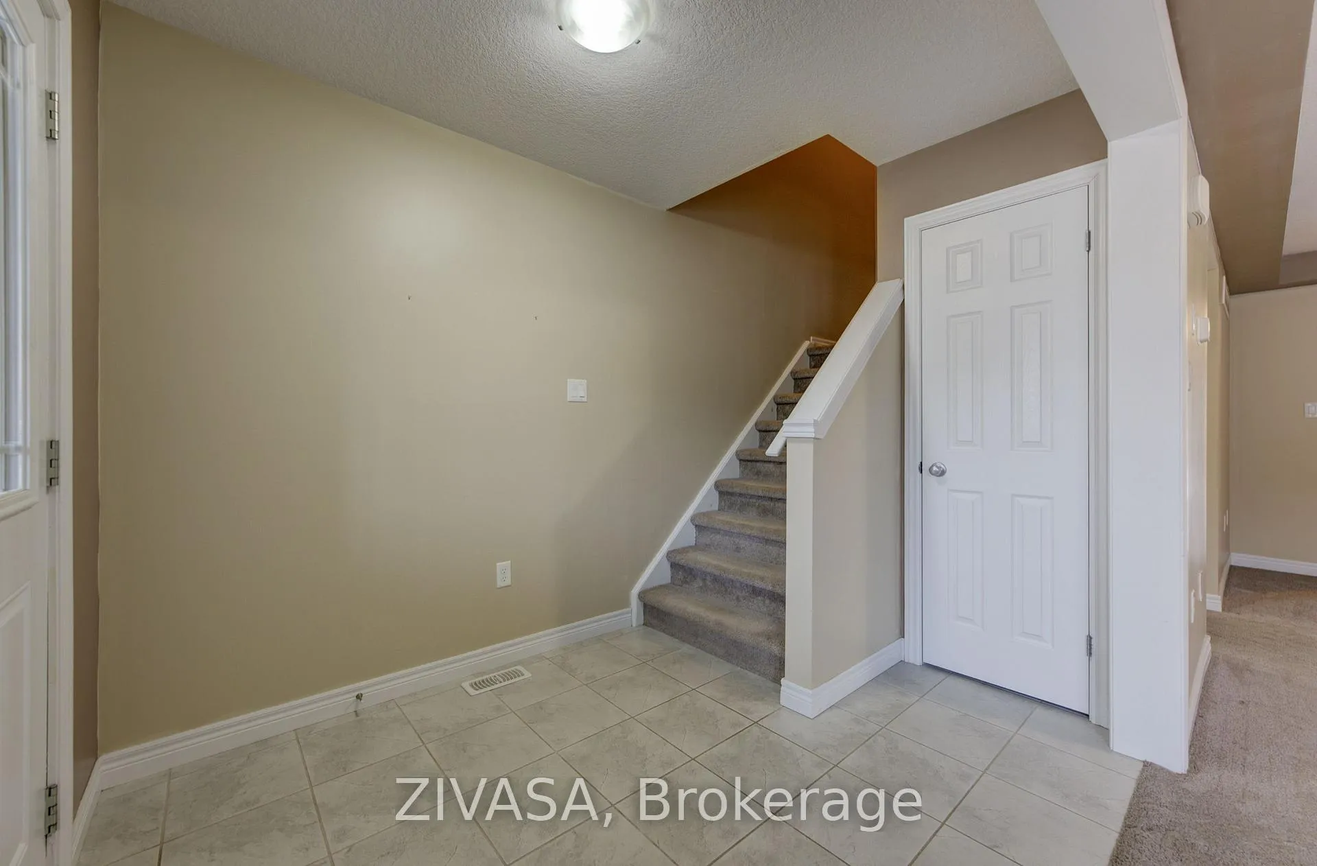 Photo 5 of Unit 32, 14 Amos Drive, Guelph, Kortright East — HOMEH