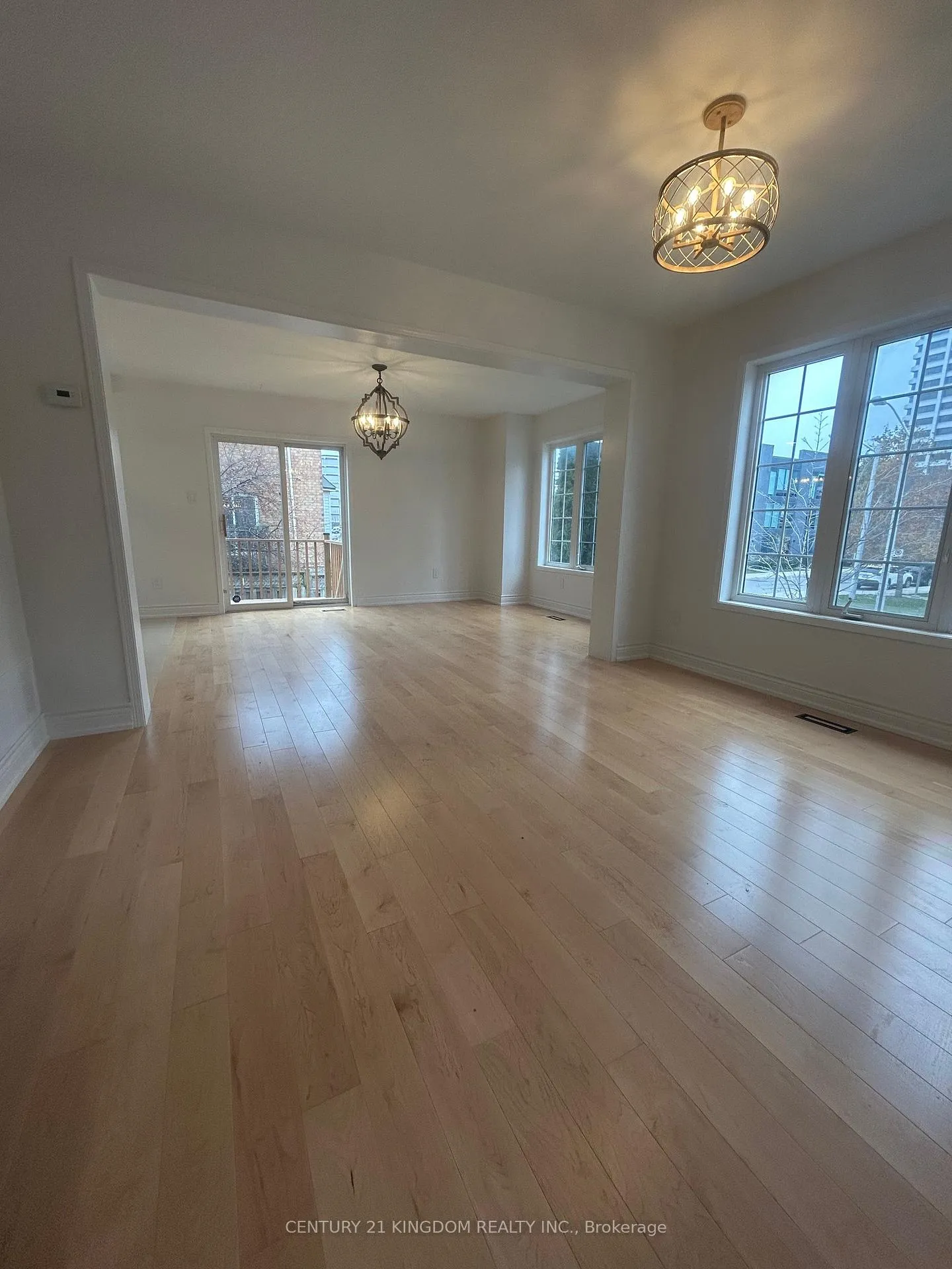Photo 7 of 1 Seaton Park Road, Toronto, Flemingdon Park — HOMEH