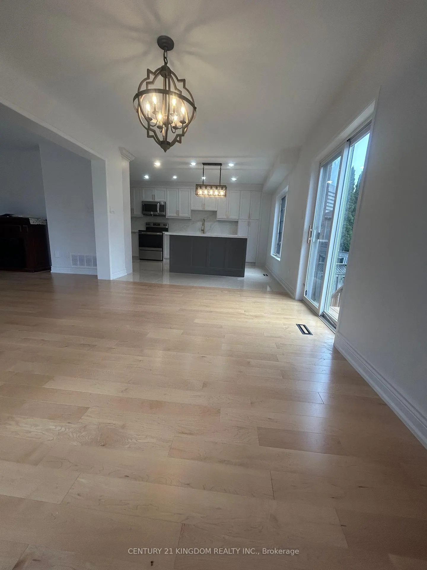 Photo 8 of 1 Seaton Park Road, Toronto, Flemingdon Park — HOMEH
