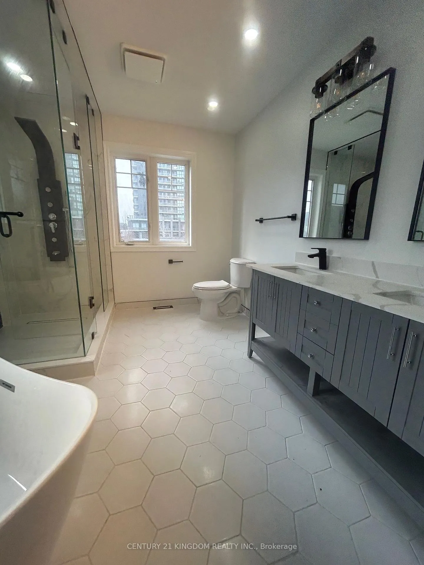 Photo 17 of 1 Seaton Park Road, Toronto, Flemingdon Park — HOMEH