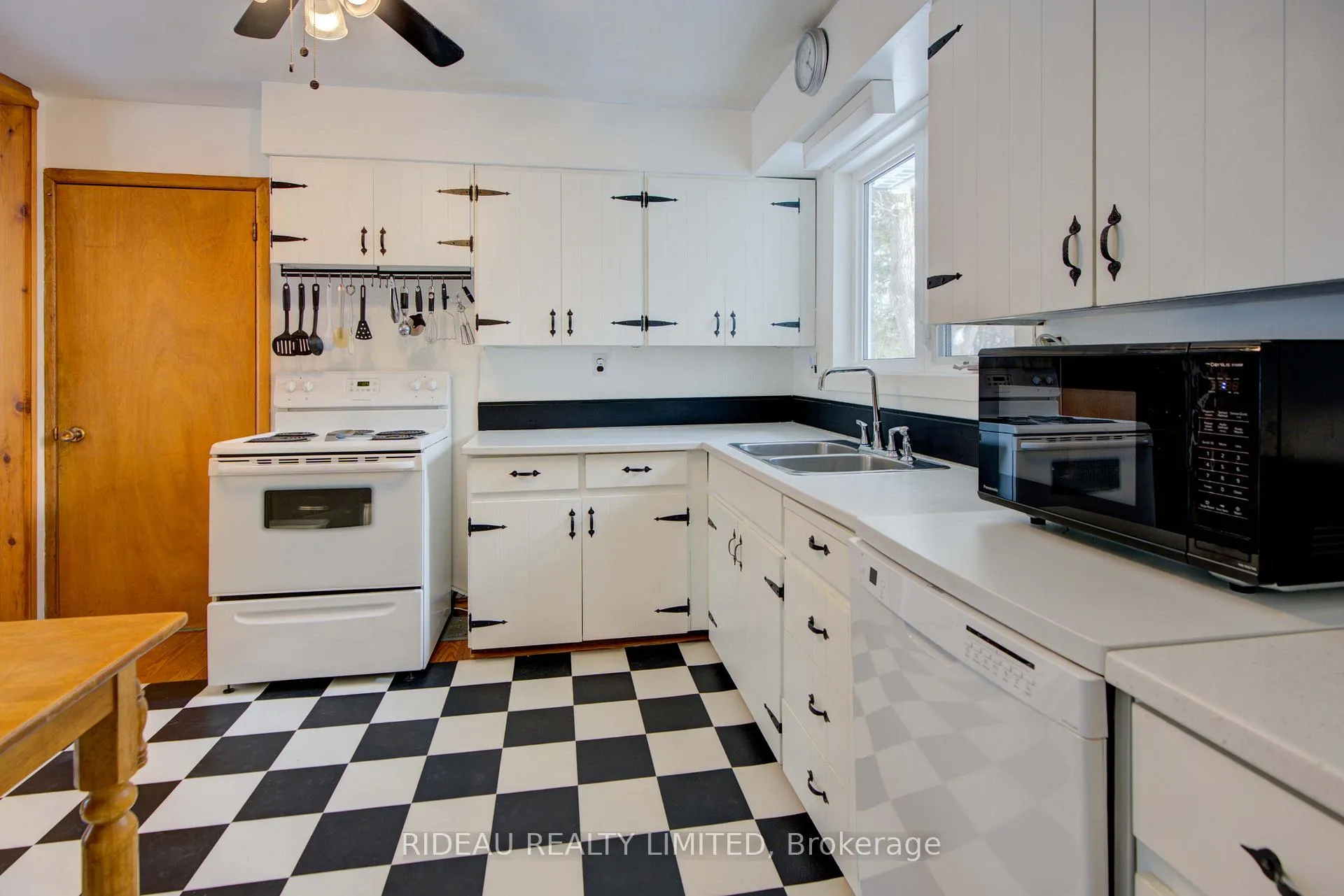 Photo 16 of 109 Perth Street, Rideau Lakes, Rideau Lakes (South Crosby) Twp — HOMEH
