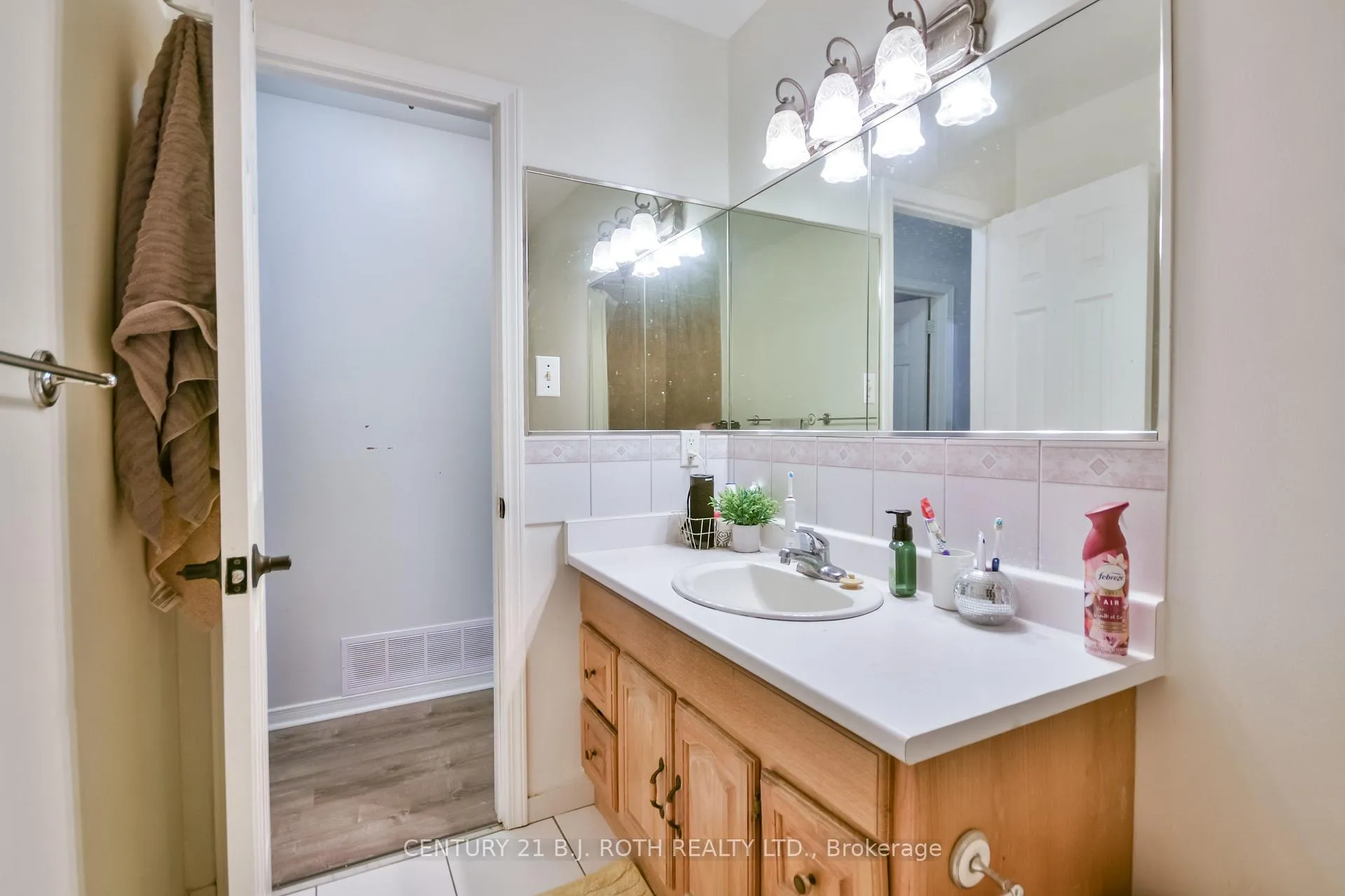 Photo 24 of 75 Bernick Drive, Barrie, Grove East — HOMEH