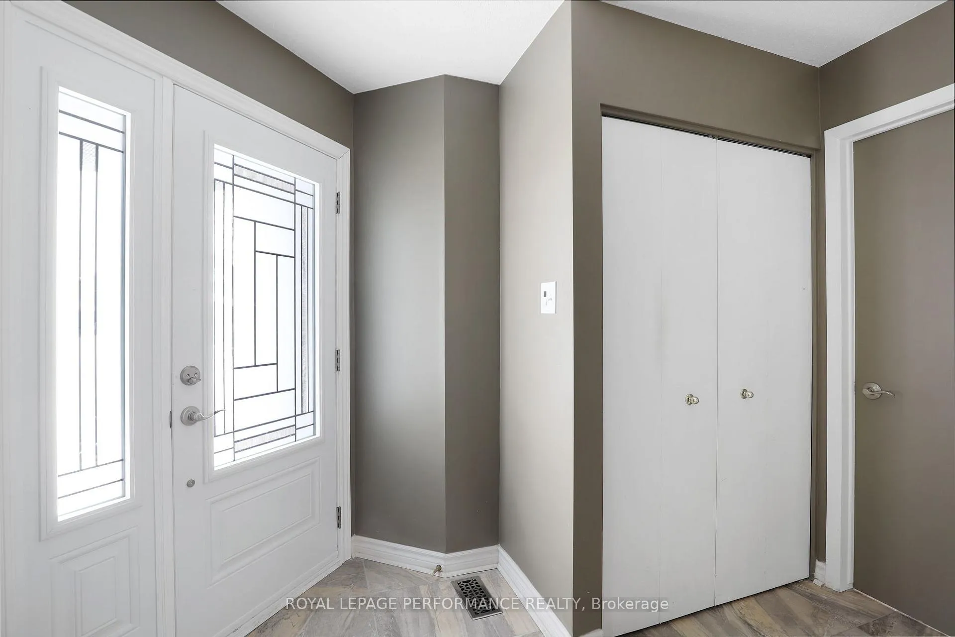 Photo 4 of 10 Ellisson Way, Ottawa, Hunt Club Park — HOMEH