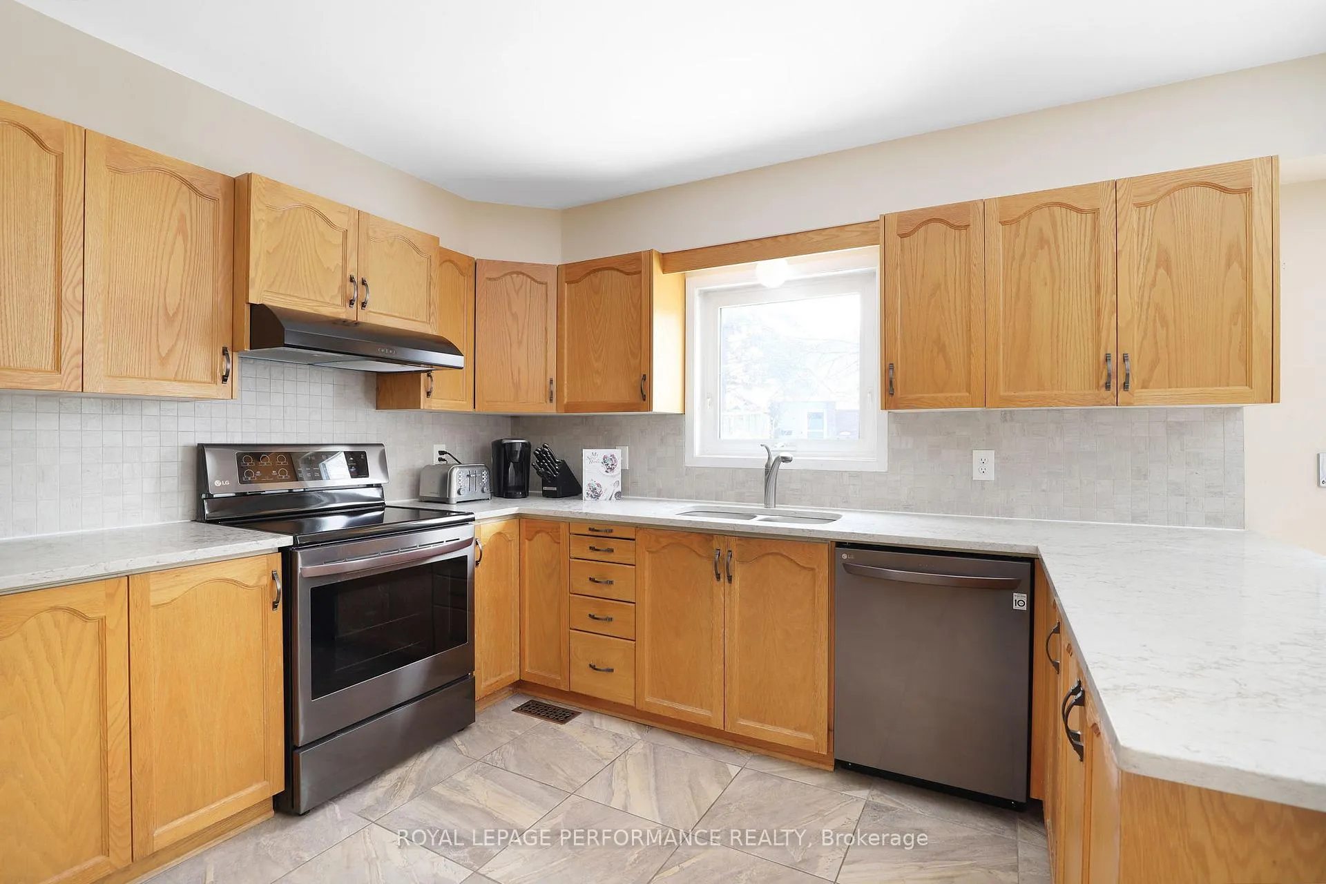 Photo 7 of 10 Ellisson Way, Ottawa, Hunt Club Park — HOMEH