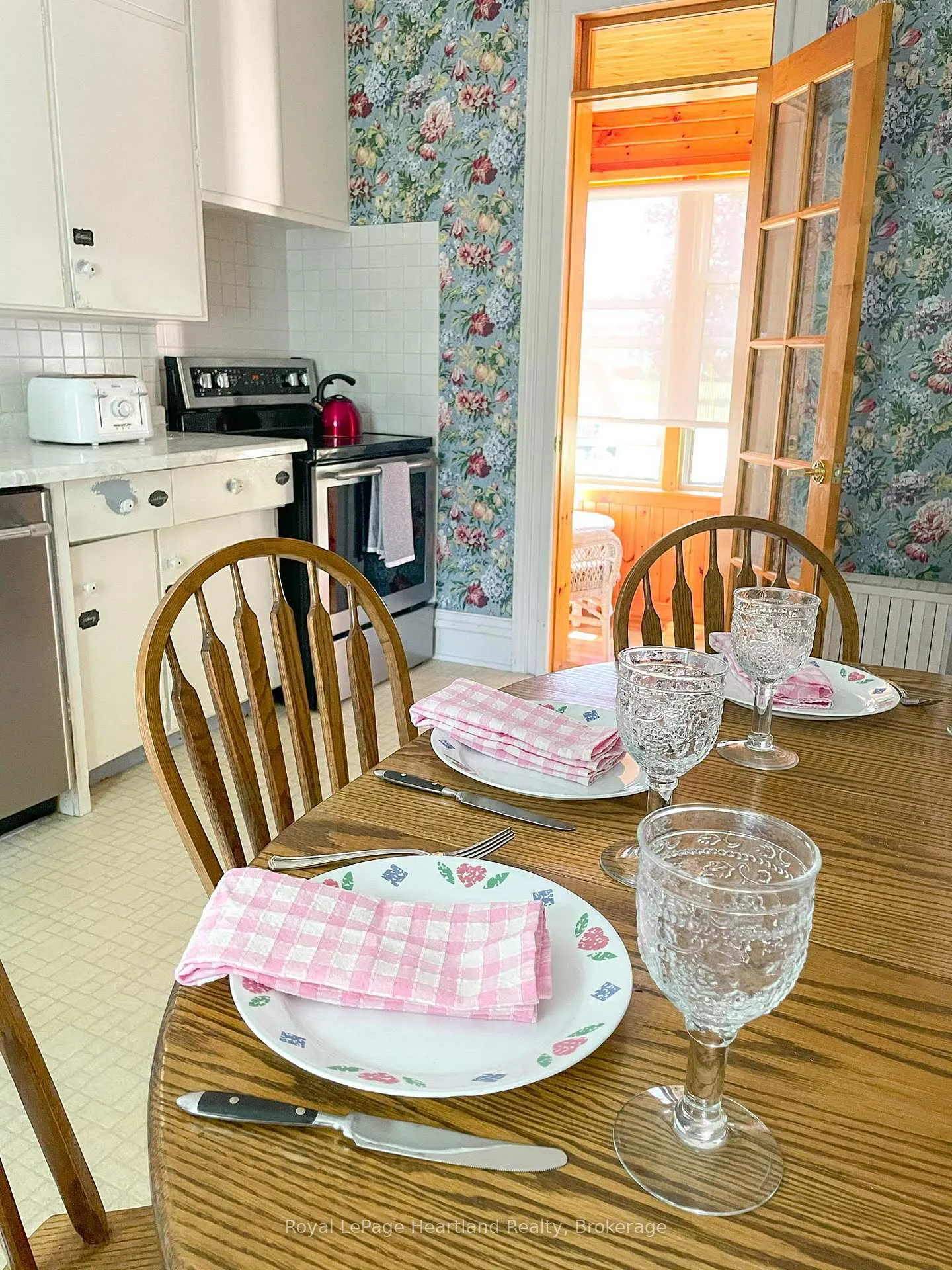 Photo 4 of 261 Cobourg Street, Goderich, Goderich (Town) — HOMEH