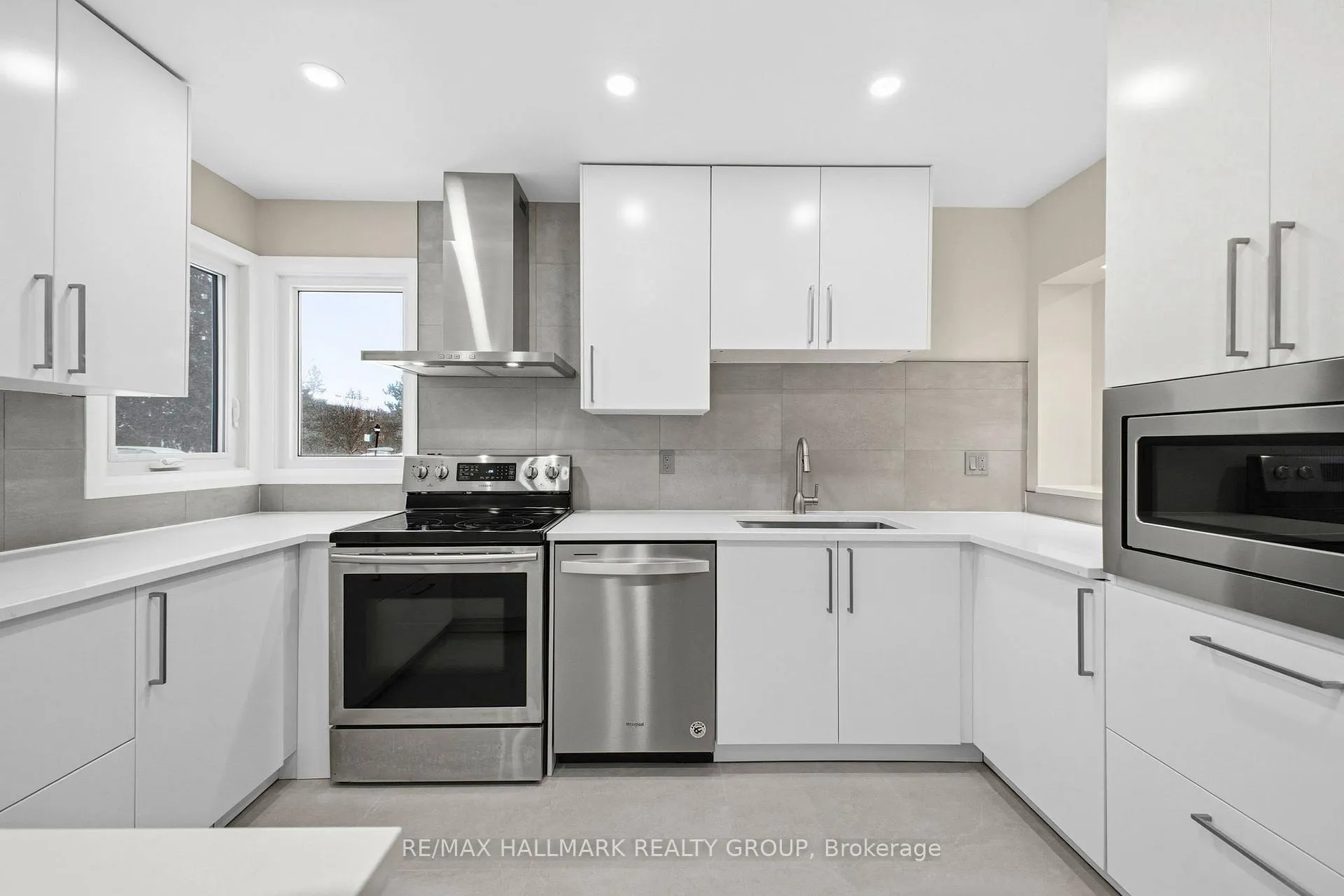 Photo 3 of 1414 Ridgebrook Drive, Ottawa, Pineview — HOMEH