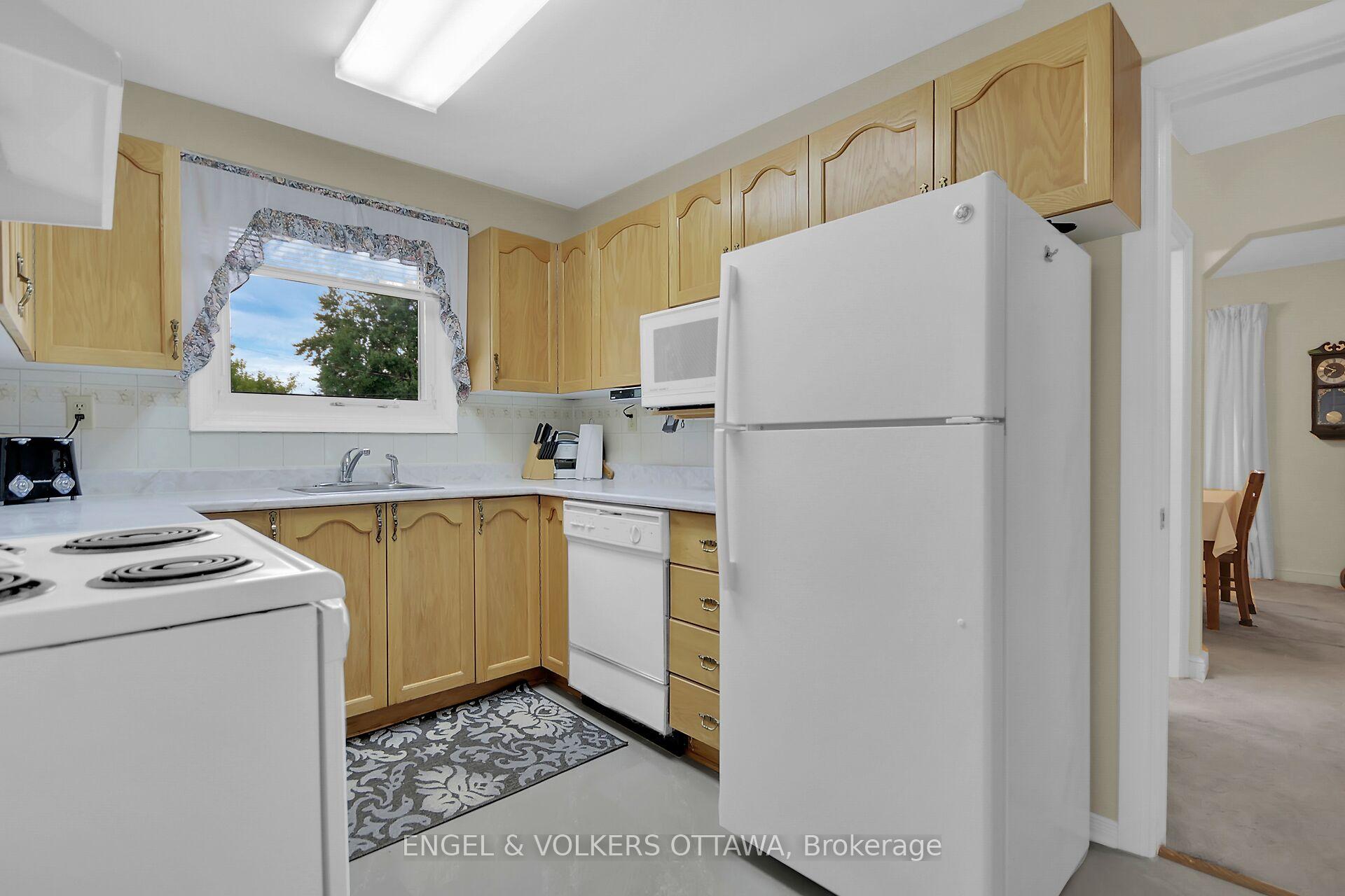 Photo 12 of 1 Joan Street, Ottawa, Meadowlands/St. Claire Gardens — HOMEH
