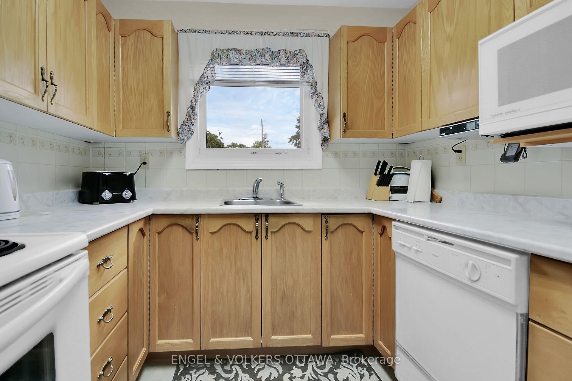 Photo 14 of 1 Joan Street, Ottawa, Meadowlands/St. Claire Gardens — HOMEH