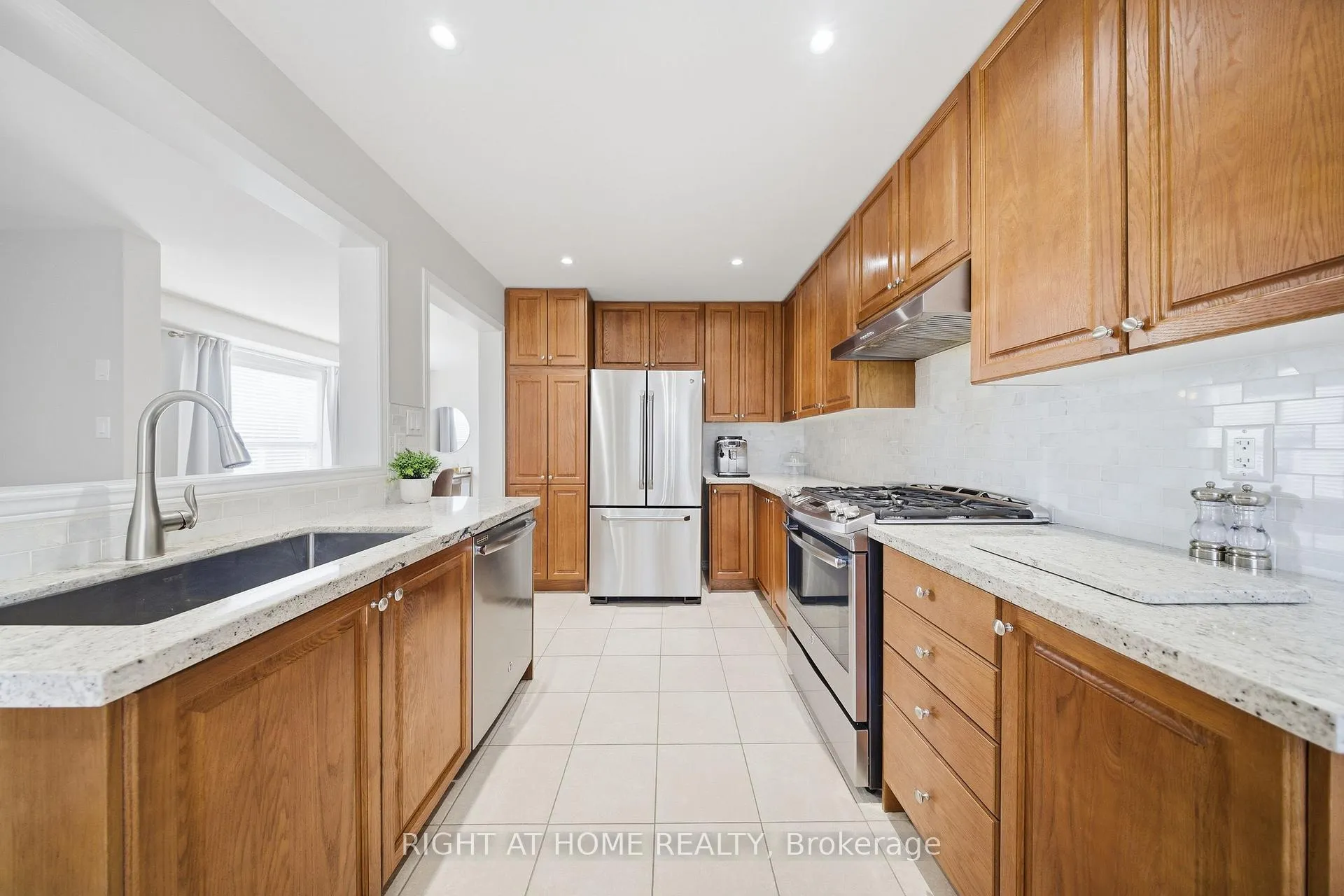 Photo 13 of 9 Manordale Crescent, Vaughan, Vellore Village — HOMEH