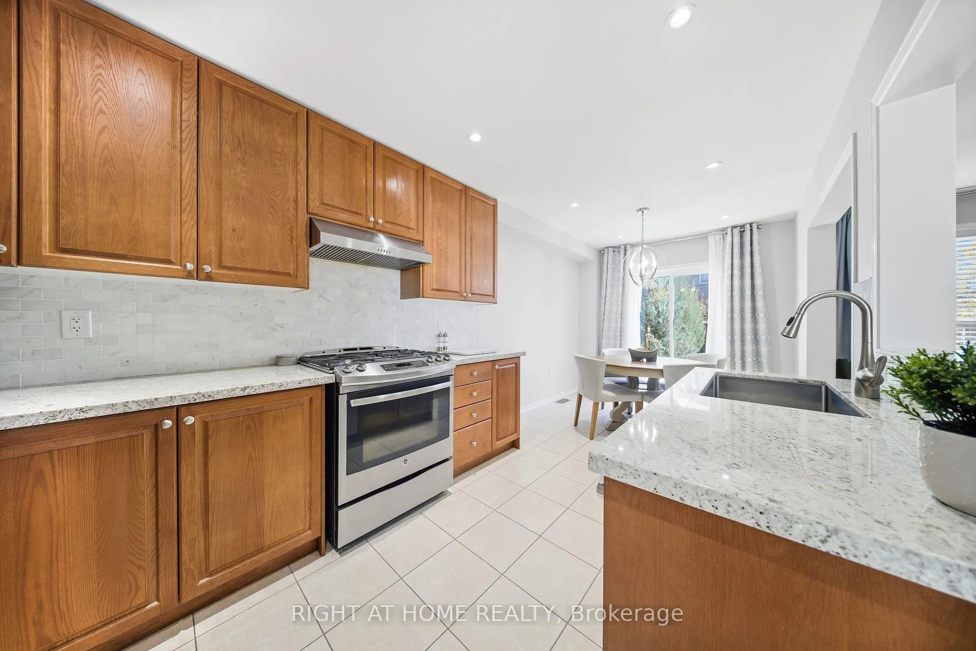 Photo 14 of 9 Manordale Crescent, Vaughan, Vellore Village — HOMEH