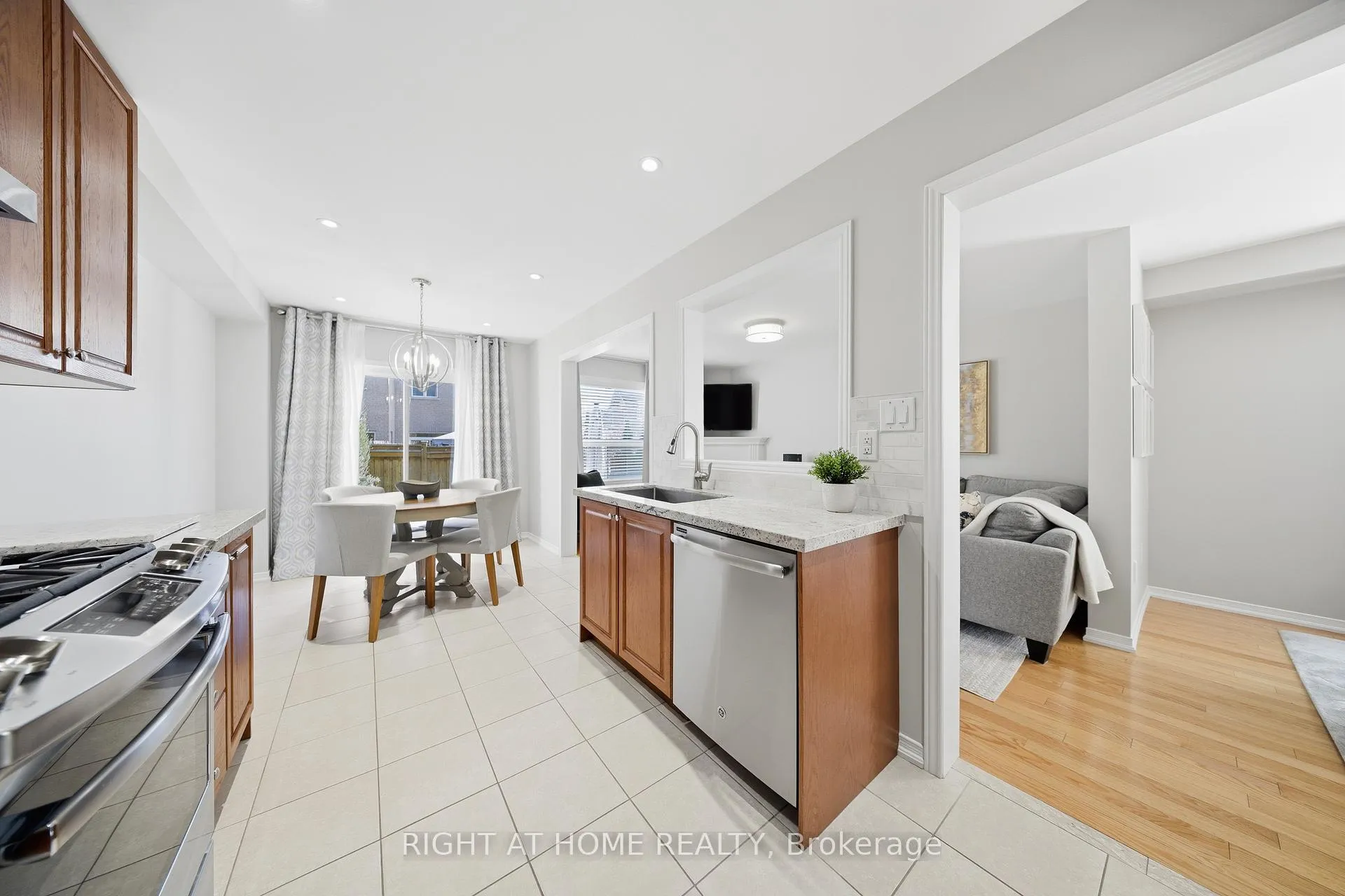 Photo 15 of 9 Manordale Crescent, Vaughan, Vellore Village — HOMEH