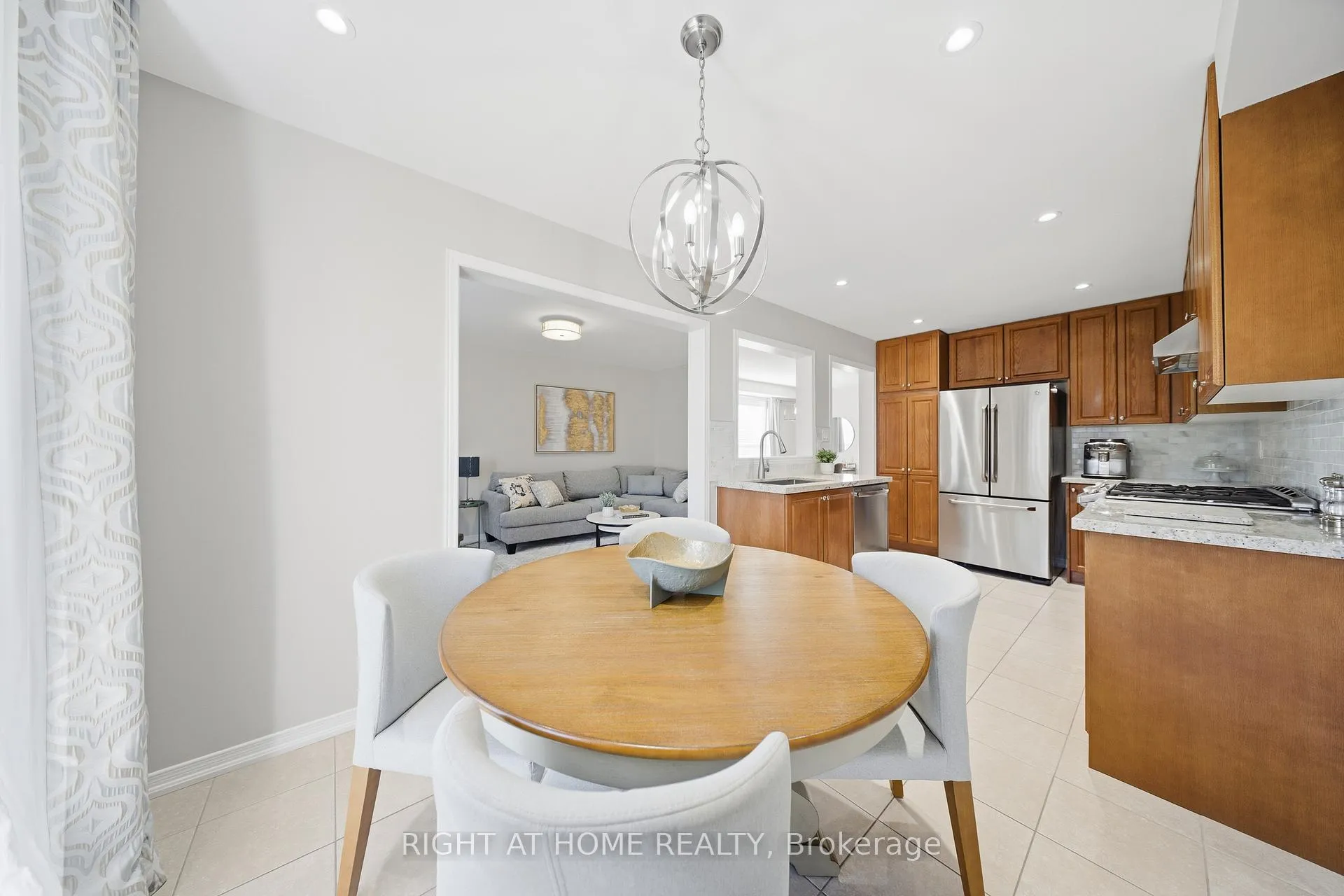 Photo 16 of 9 Manordale Crescent, Vaughan, Vellore Village — HOMEH