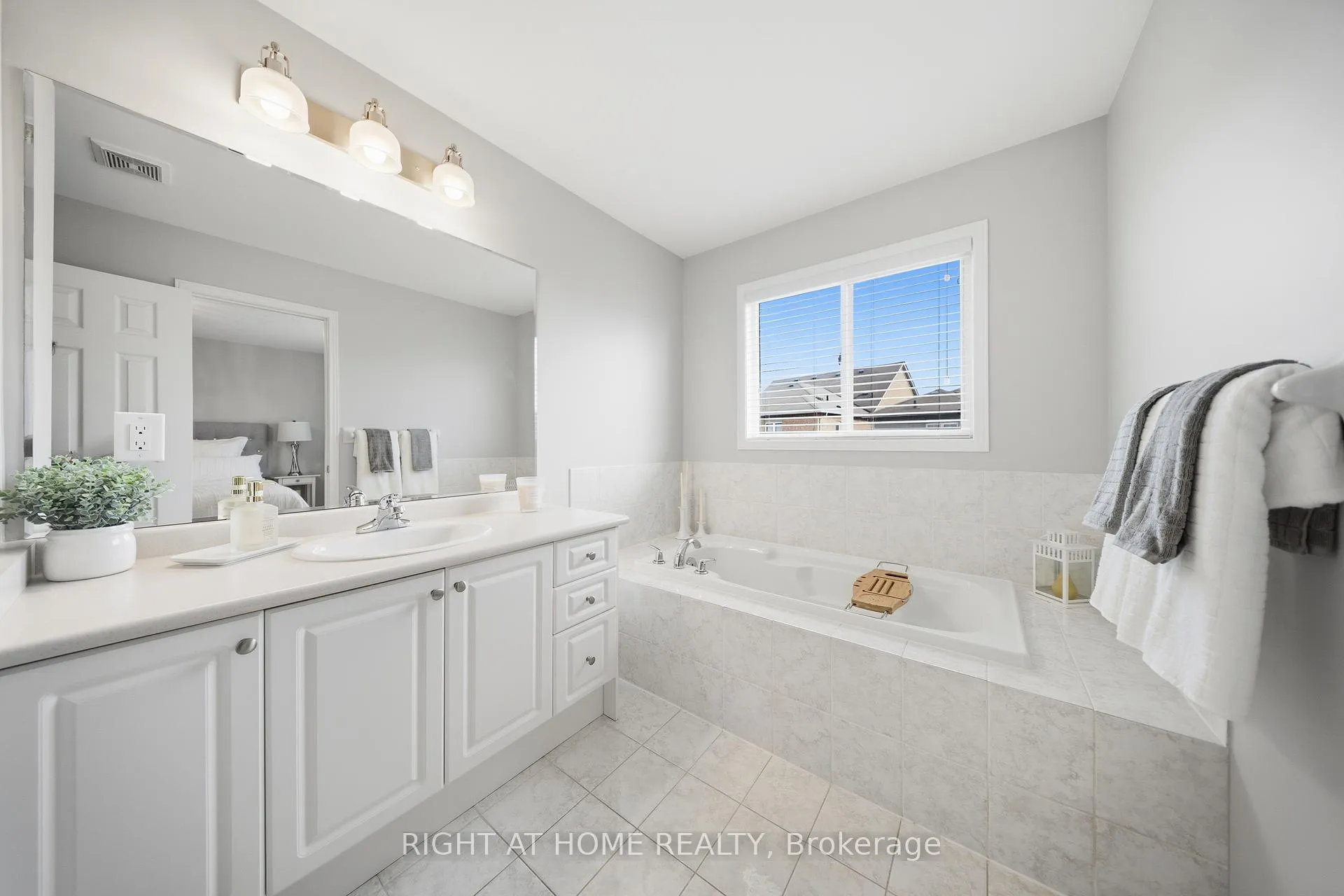 Photo 22 of 9 Manordale Crescent, Vaughan, Vellore Village — HOMEH