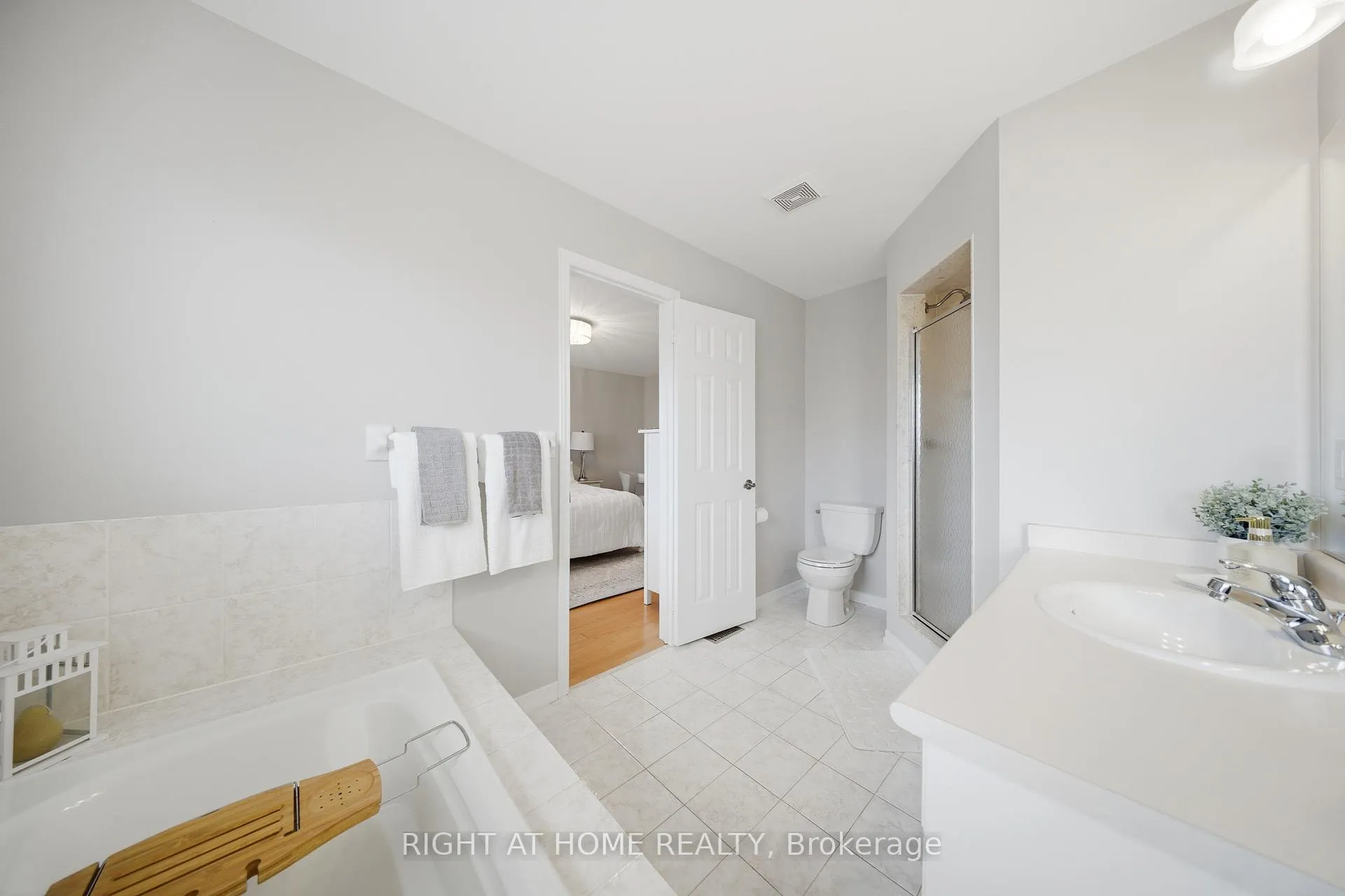 Photo 23 of 9 Manordale Crescent, Vaughan, Vellore Village — HOMEH