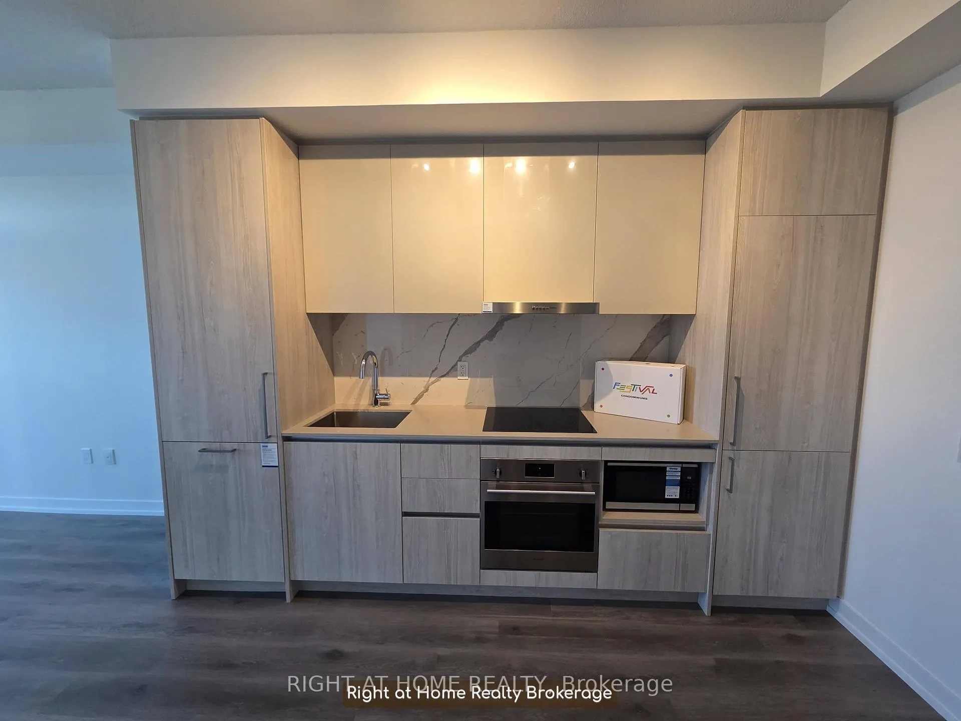 Photo 3 of Unit 3810, 225 Commerce Street, Vaughan, Vaughan Corporate Centre — HOMEH