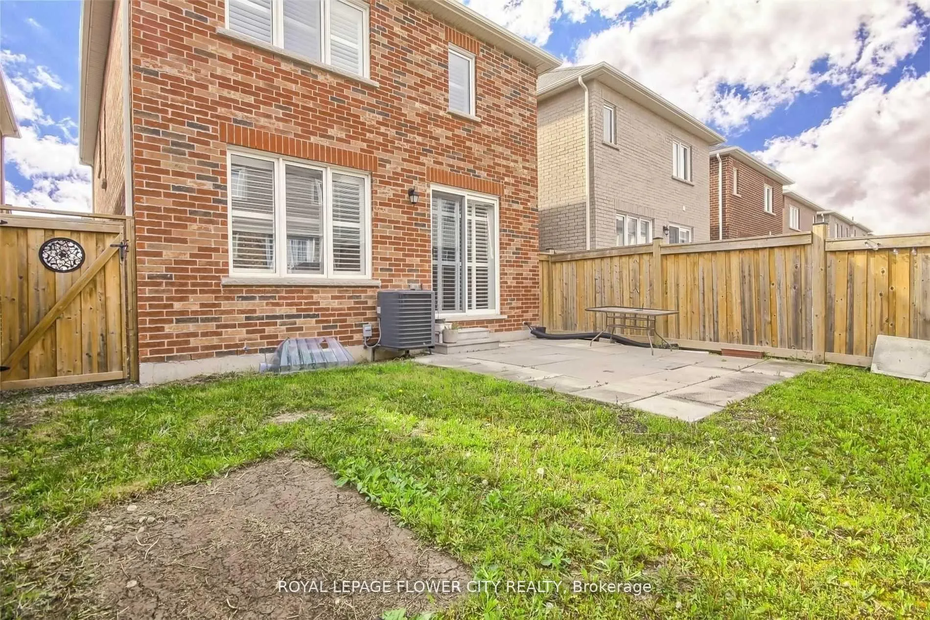 Photo 24 of 609 Gibson Crescent, Milton, Coates — HOMEH