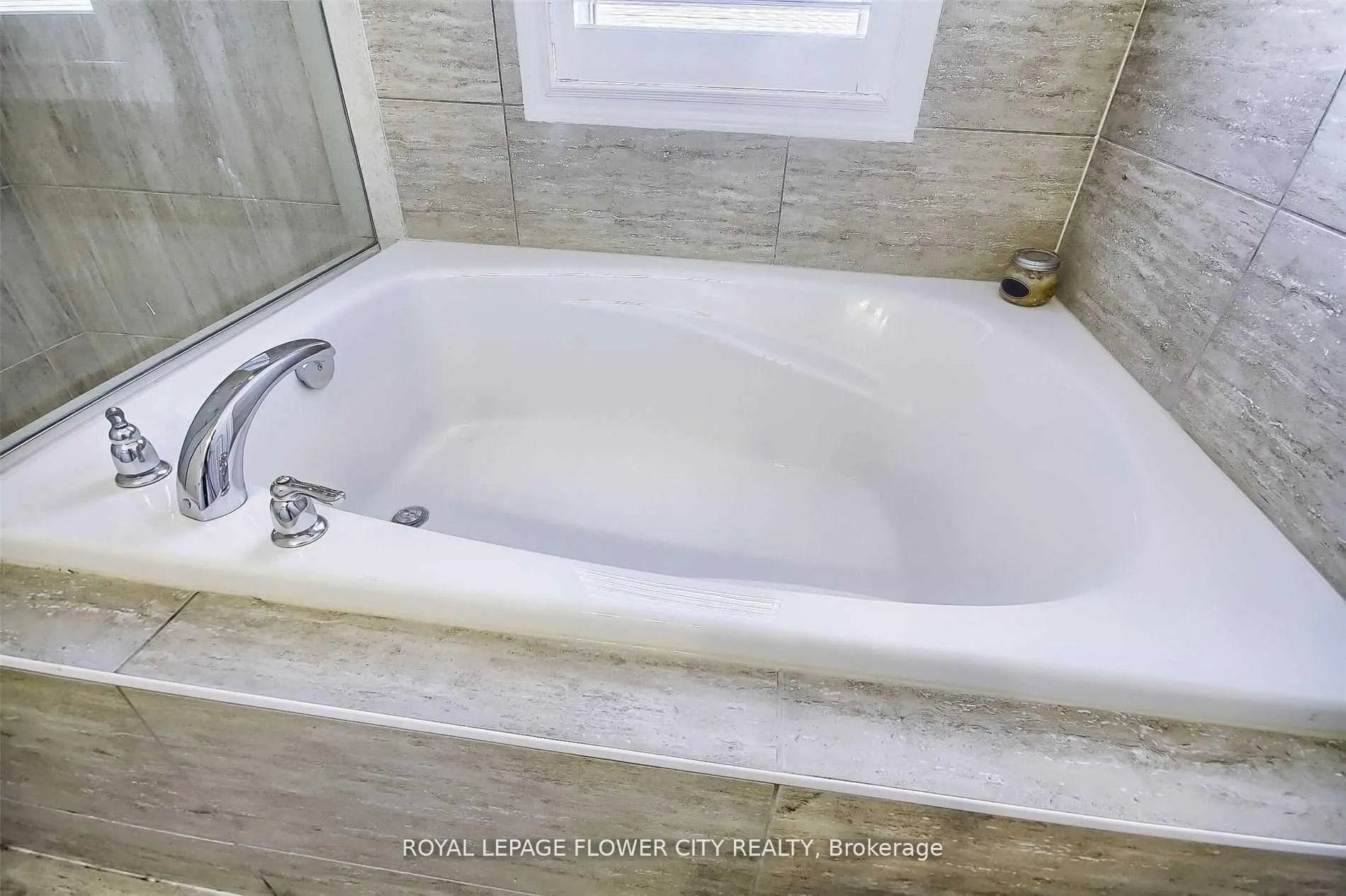 Photo 32 of 609 Gibson Crescent, Milton, Coates — HOMEH