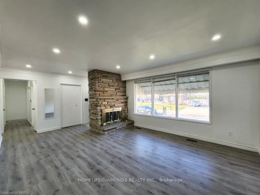 Photo 3 of 28 Marmac Drive, St. Catharines, Burleigh Hill — HOMEH