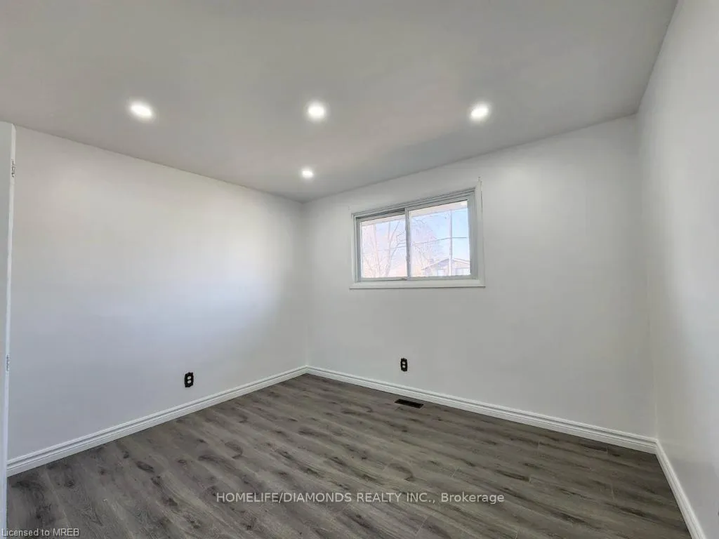 Photo 8 of 28 Marmac Drive, St. Catharines, Burleigh Hill — HOMEH