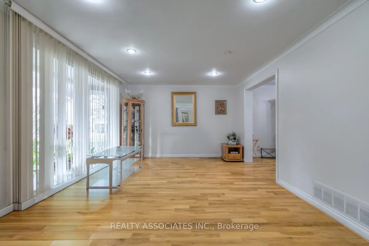 Photo 4 of 161 Highland Park Boulevard, Markham, Grandview — HOMEH