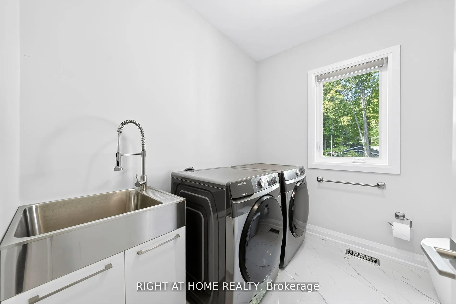 Photo 26 of 9 Fairlawn Grove, Tiny, Rural Tiny — HOMEH
