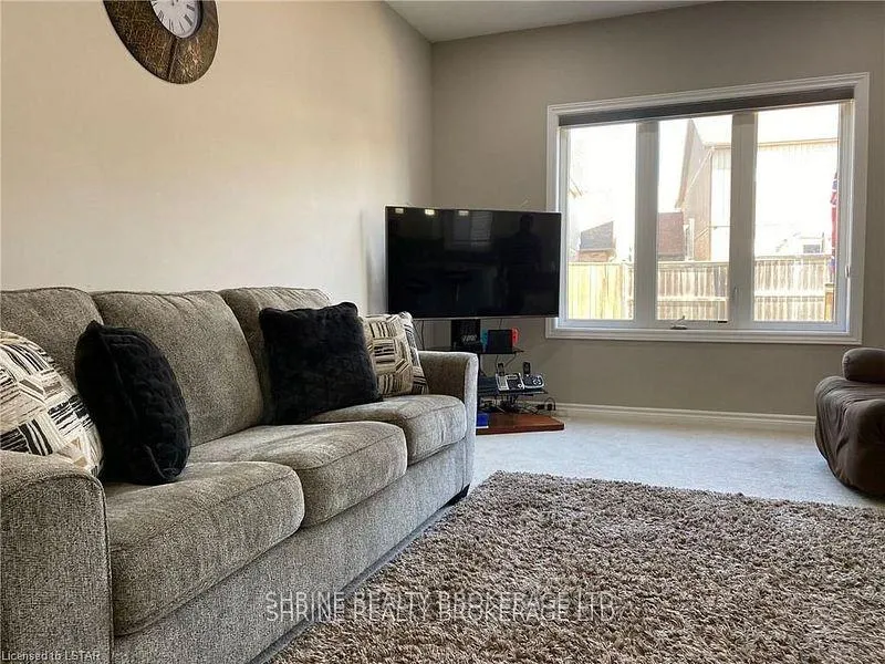Photo 5 of 1157 Medway Park Drive, London, North S — HOMEH