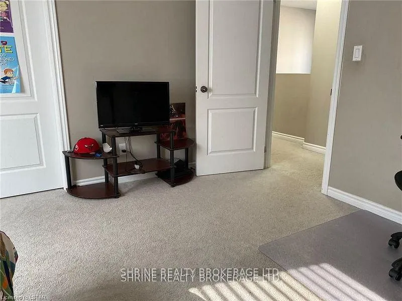 Photo 12 of 1157 Medway Park Drive, London, North S — HOMEH